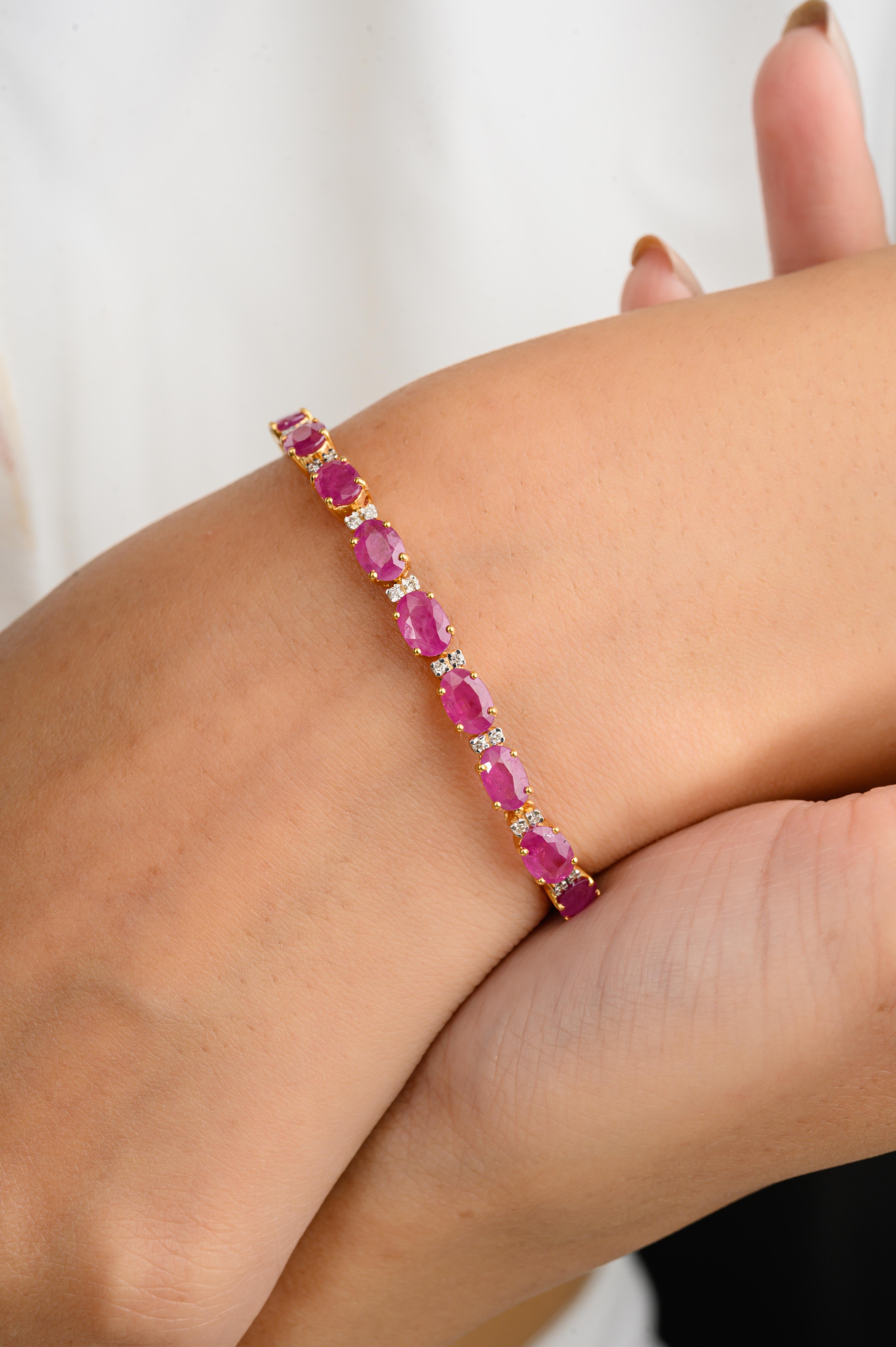 Ce bracelet moderne à chaîne rubis-diamant en or 18 carats met en valeur un rubis naturel étincelant à l'infini, pesant 4,6 carats, et des diamants pesant 0,136 carat. Il mesure 7 pouces de long. 
Le rubis améliore la force mentale.
Conçue avec un