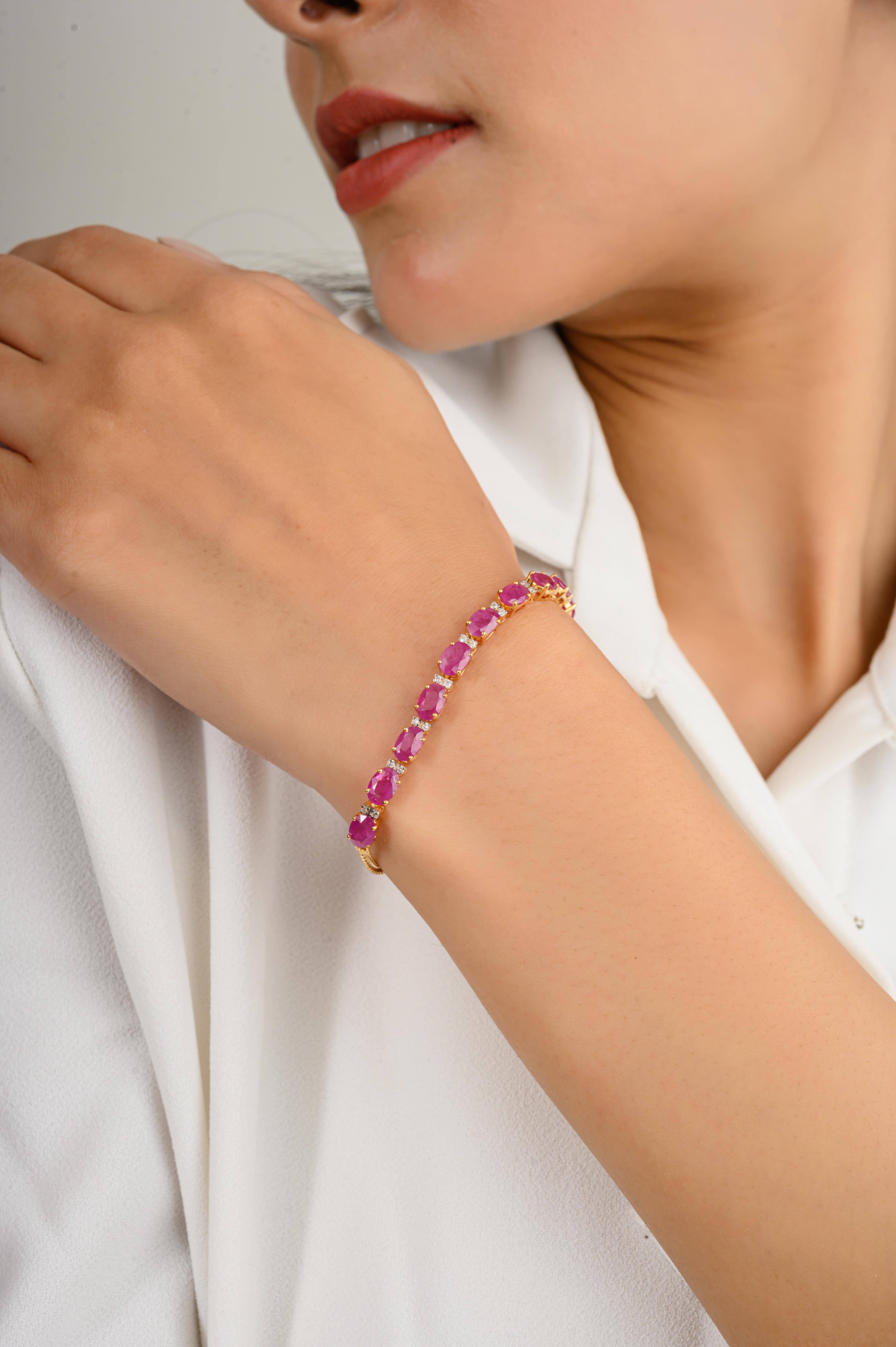 Taille ovale Bracelet moderne pour mère en or jaune massif 18 carats avec rubis et diamants en vente