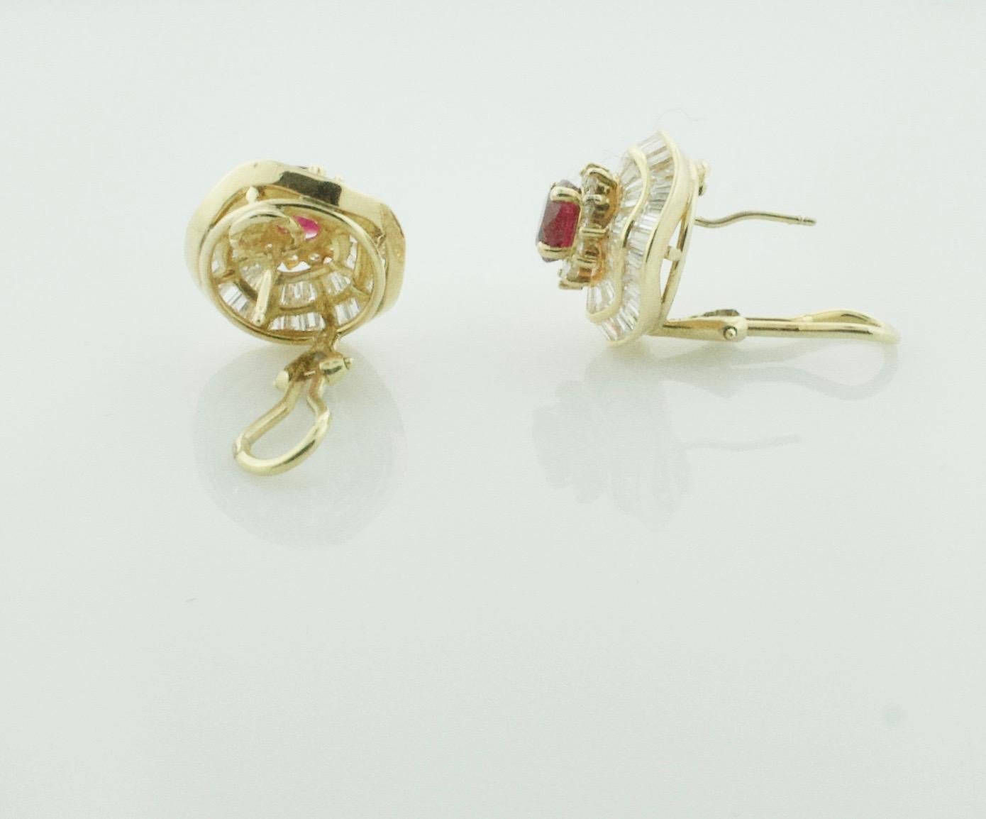 Modern Ruby and Diamond Earrings in 18k Yellow Gold In Excellent Condition In Wailea, HI