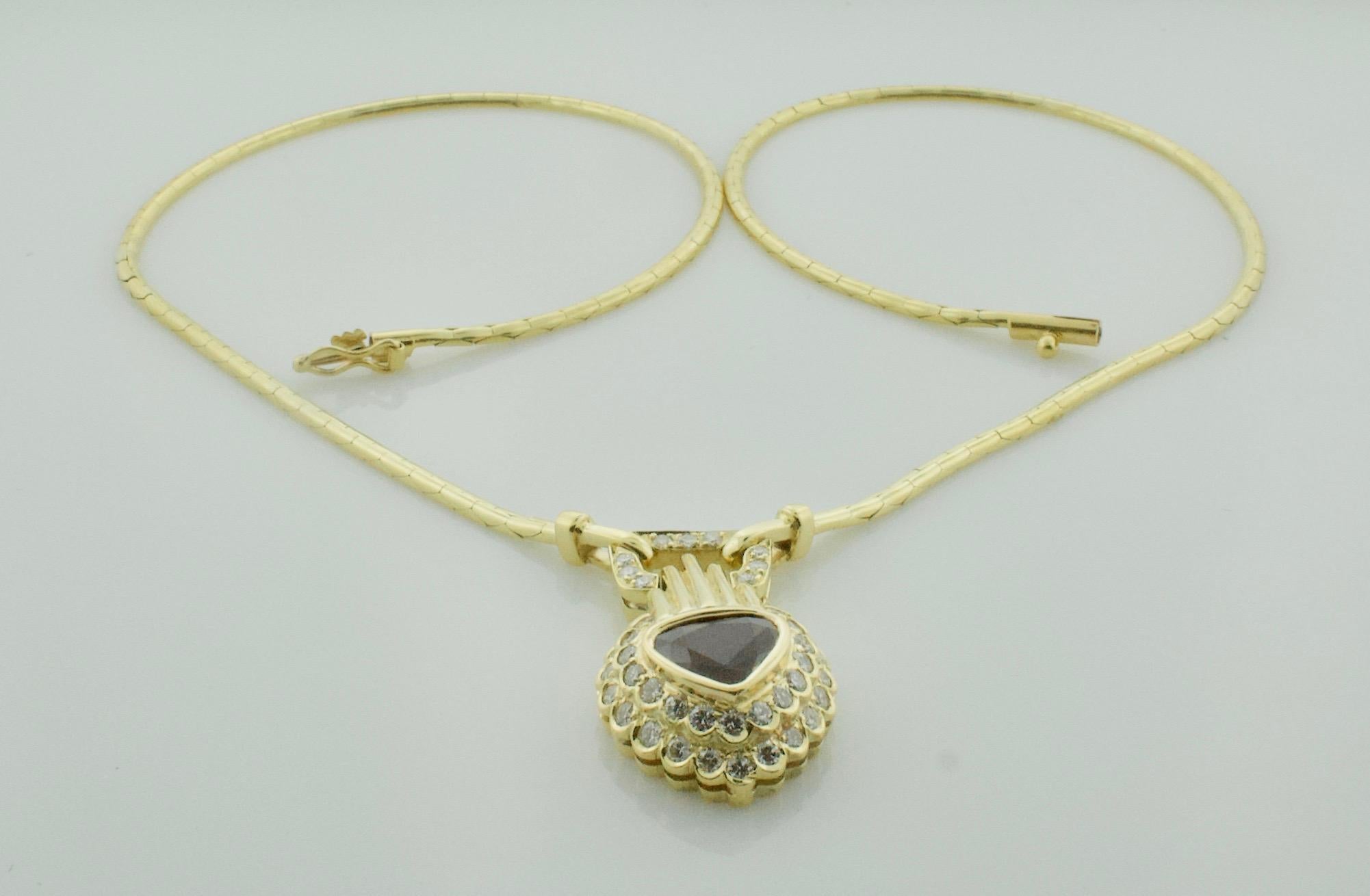 Collar Moderno de Rubí y Diamantes 2.45 Rubí de Forma Fantasía en 18 Kilates Corte trillion en venta
