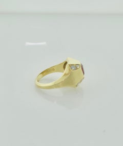 Bague moderne en or jaune 18 carats avec rubis et diamants