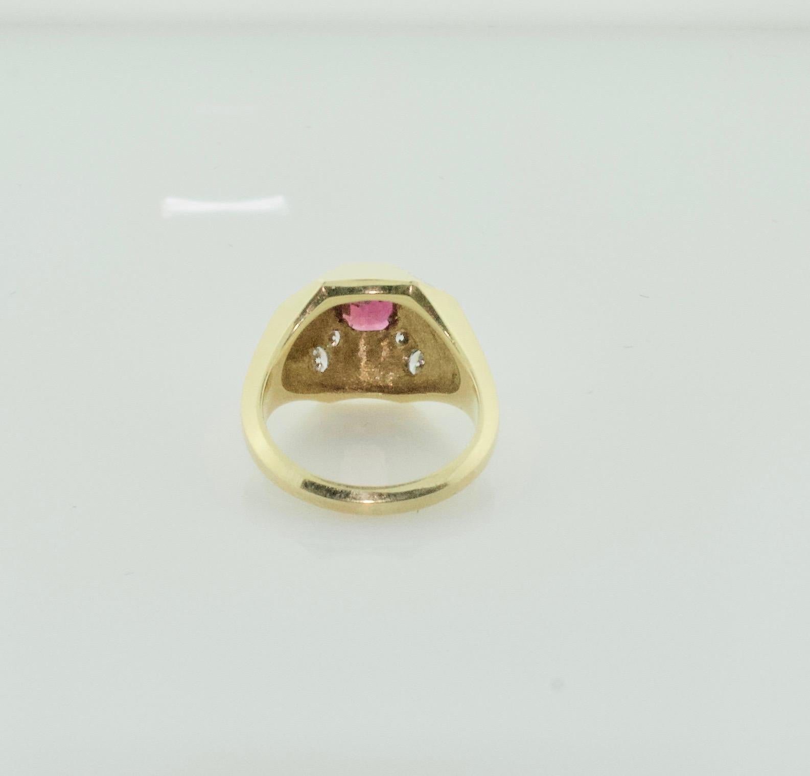 Anillo Moderno de Rubí y Diamantes en Oro Amarillo de 18k Corte esmeralda en venta