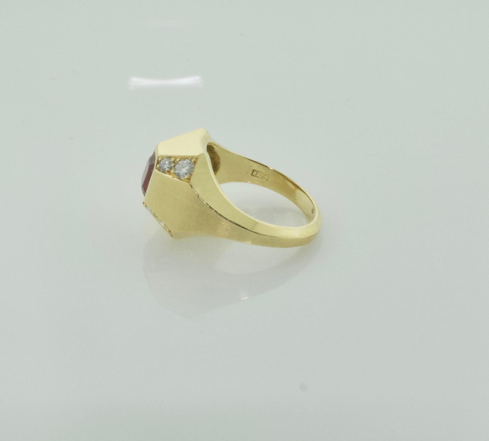 Modern Ruby and Diamond Ring in 18k Yellow Gold In New Condition For Sale In Wailea, HI