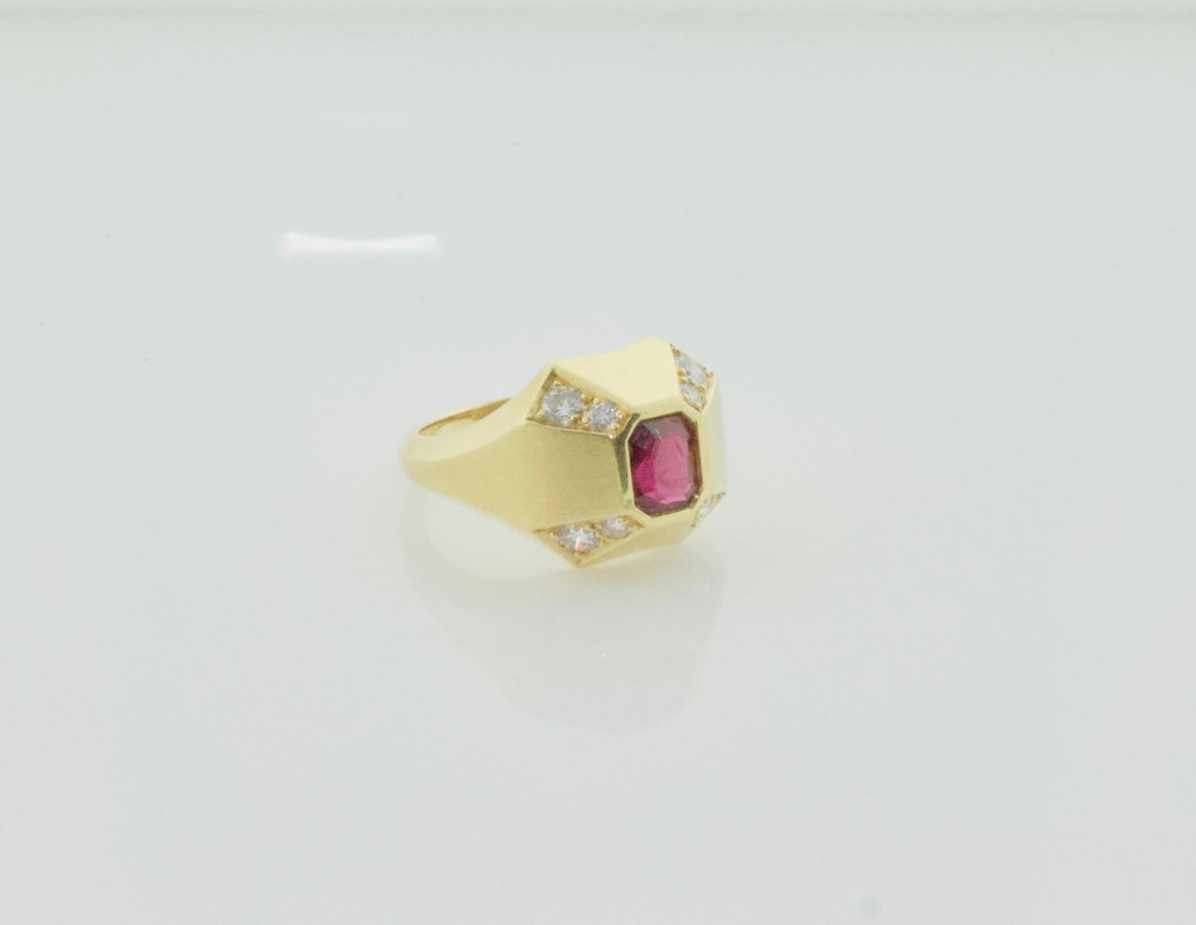 Women's or Men's Modern Ruby and Diamond Ring in 18k Yellow Gold For Sale