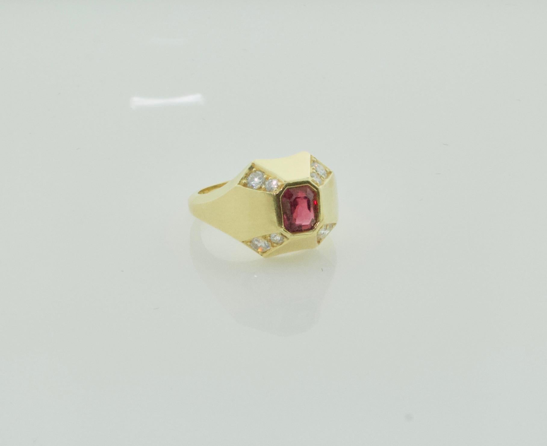 Modern Ruby and Diamond Ring in 18k Yellow Gold For Sale 1