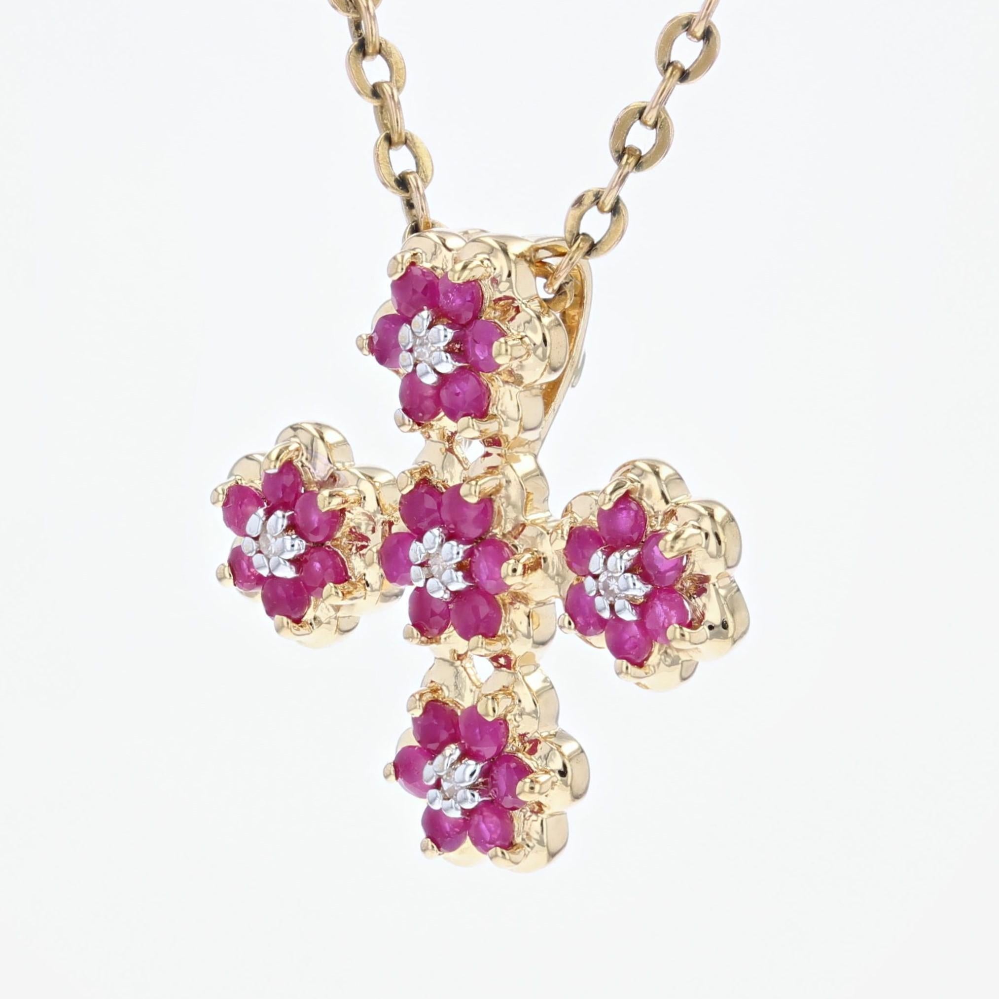Pendentif croix moderne en or jaune 18 carats avec rubis et diamants Pour femmes en vente
