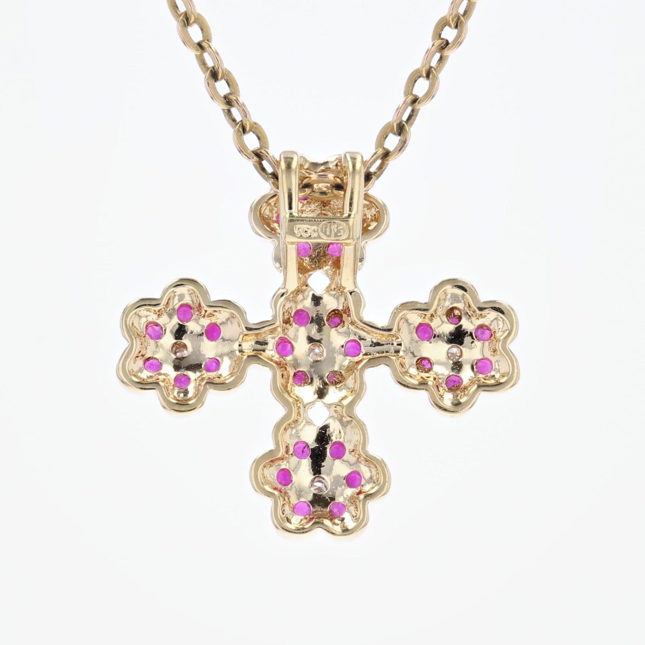 Pendentif croix moderne en or jaune 18 carats avec rubis et diamants en vente 2