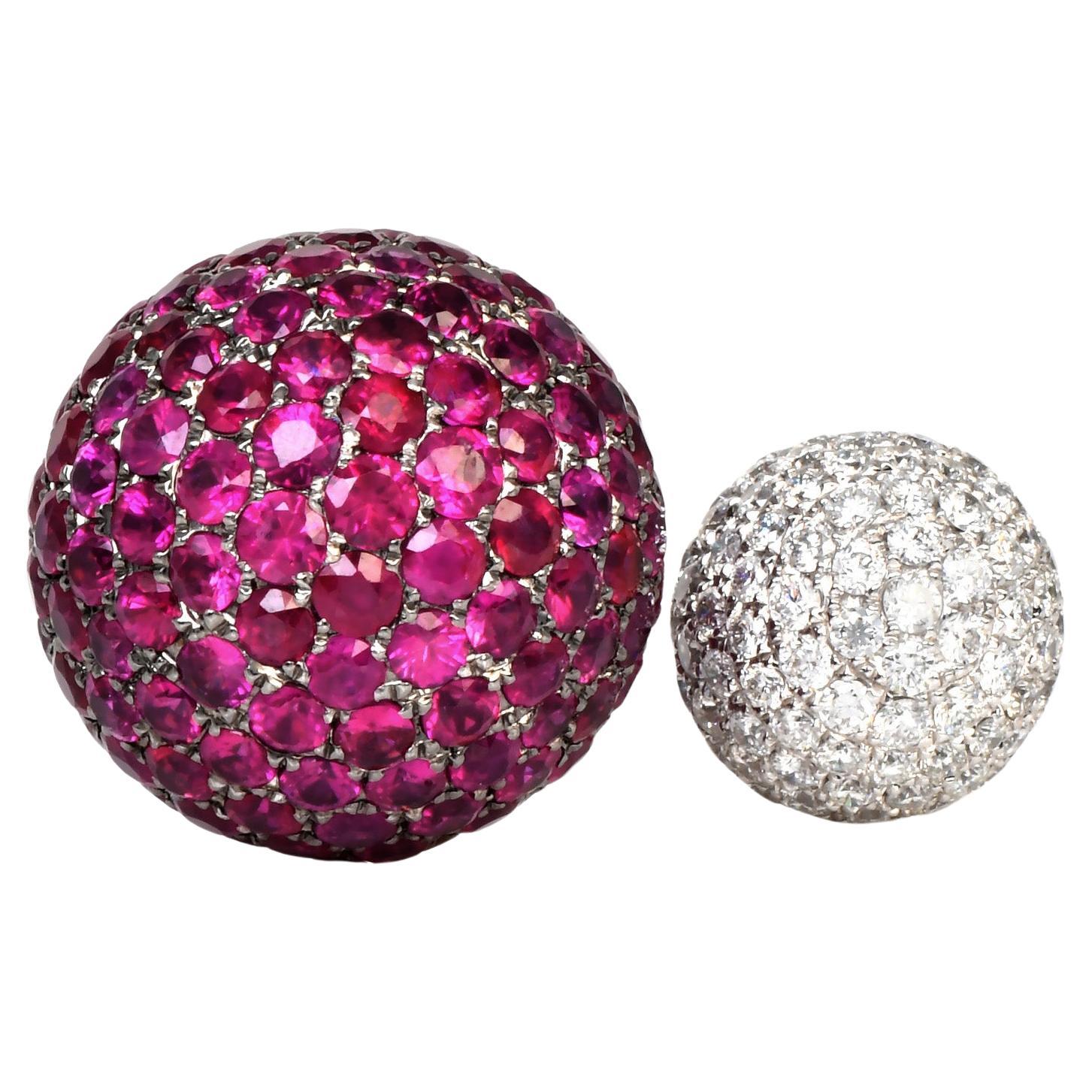Eine doppelte Präsentation von Glanz, Farbe und Luxus.

Dieser Cocktailring aus massivem, schwerem 18-karätigem Weißgold repräsentiert zwei Welten voller Einzigartigkeit und Glamour.

Das Zentrum wird von 2,70 Karat Diamanten im Rundschliff, Farbe