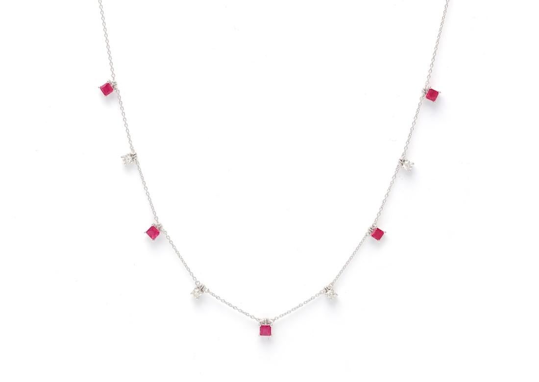 Collana

oro bianco 18 carati

Peso 3,38 GMS,

Rubino-5/0,90 ct

Diamante - 4-0,23 ct

Lunghezza 42 cm

Questa collana girocollo in oro bianco 18 carati, del peso di 2,63 grammi, è caratterizzata da una splendida forma a pera.

diamante, per un