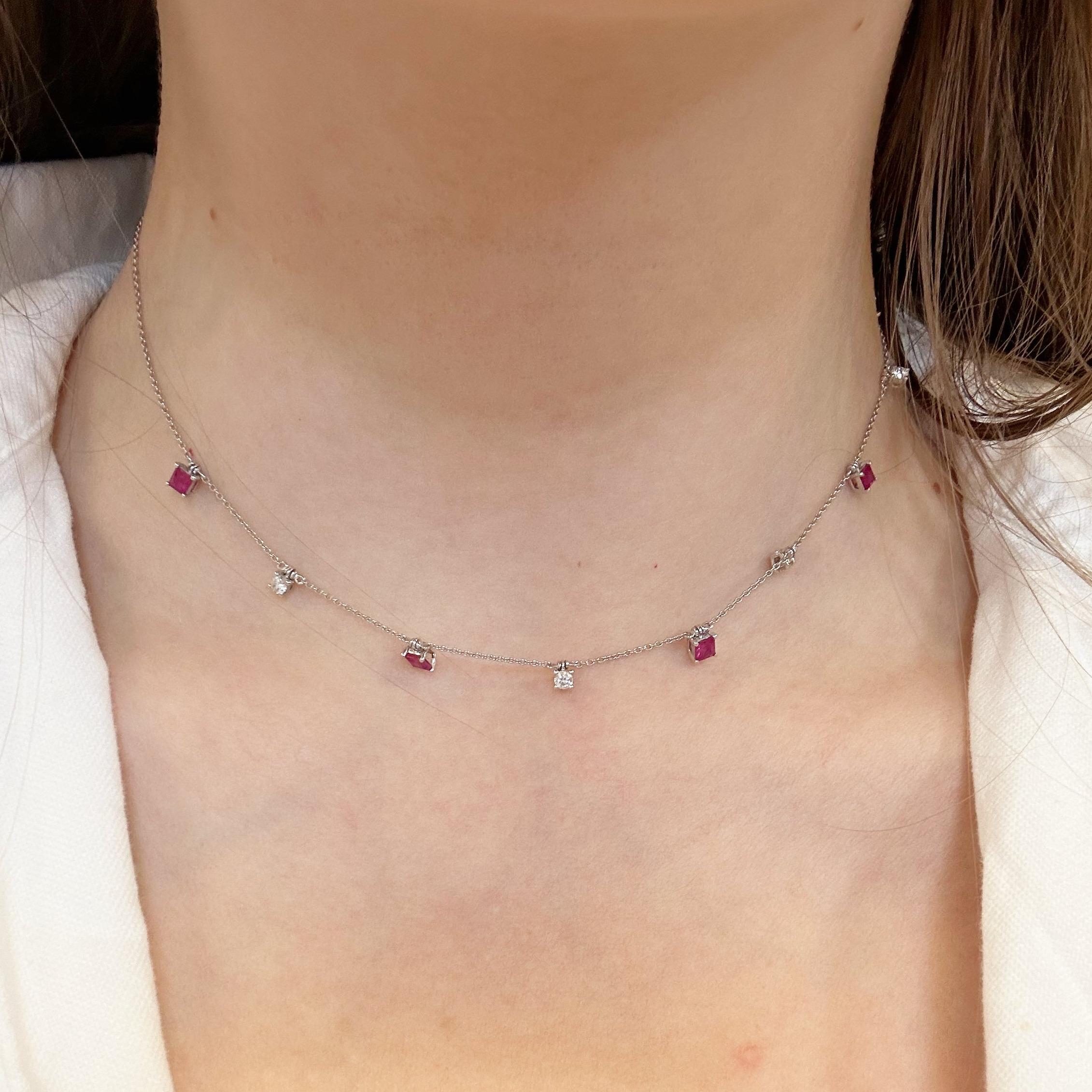 Moderno Collana moderna in oro bianco 18 carati con diamanti e rubini per lei in vendita