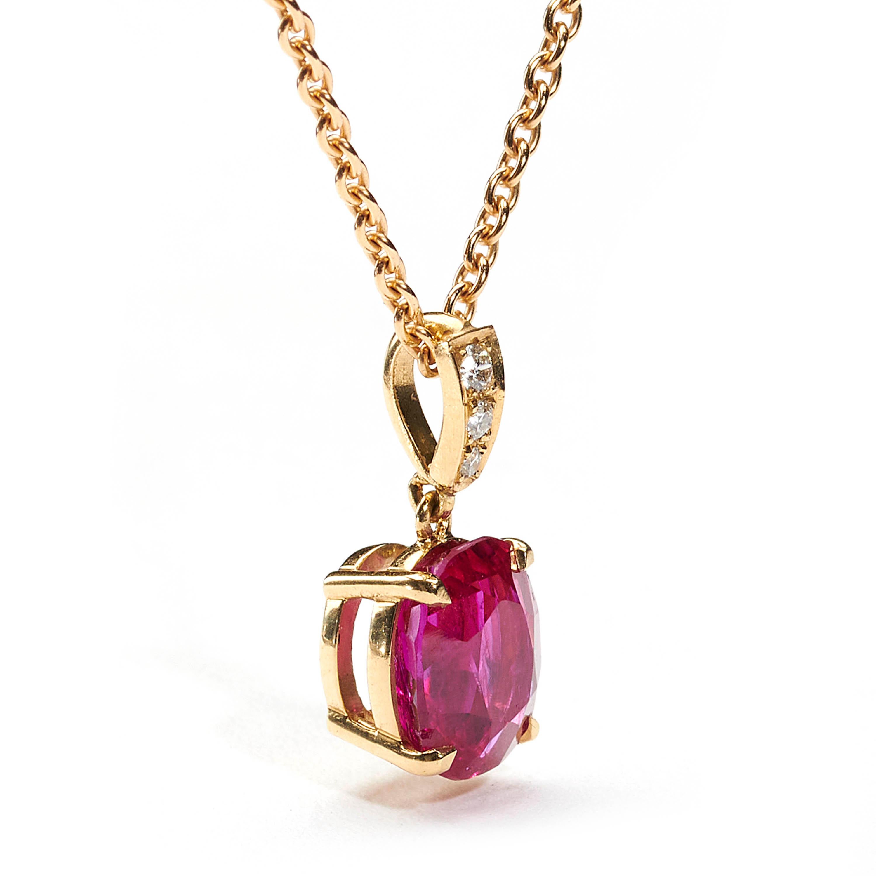 Ciondolo con rubino e diamante, con rubino a forma di cuscino e sfaccettato di taglio misto da 3,19 carati, incastonato in quattro griffe, con tre diamanti rotondi taglio brillante graduali incastonati nella cava, montato in oro 18 carati, su una