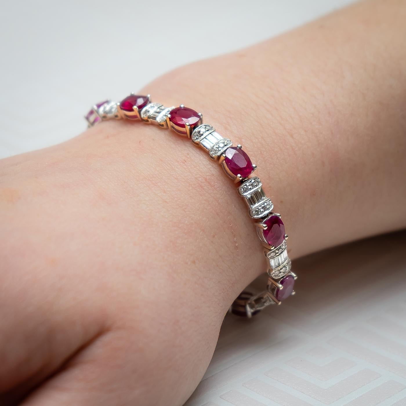 Modernes Armband aus Rubin, Diamanten und Weißgold (Ovalschliff)