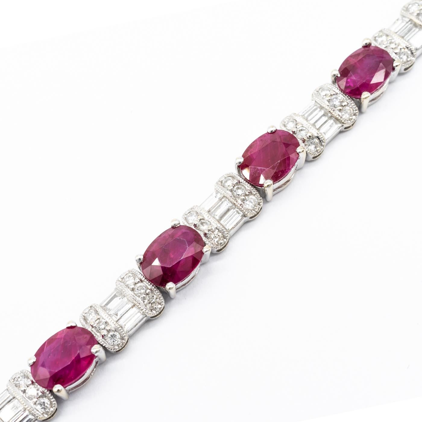 Modernes Armband aus Rubin, Diamanten und Weißgold im Zustand „Hervorragend“ in London, GB