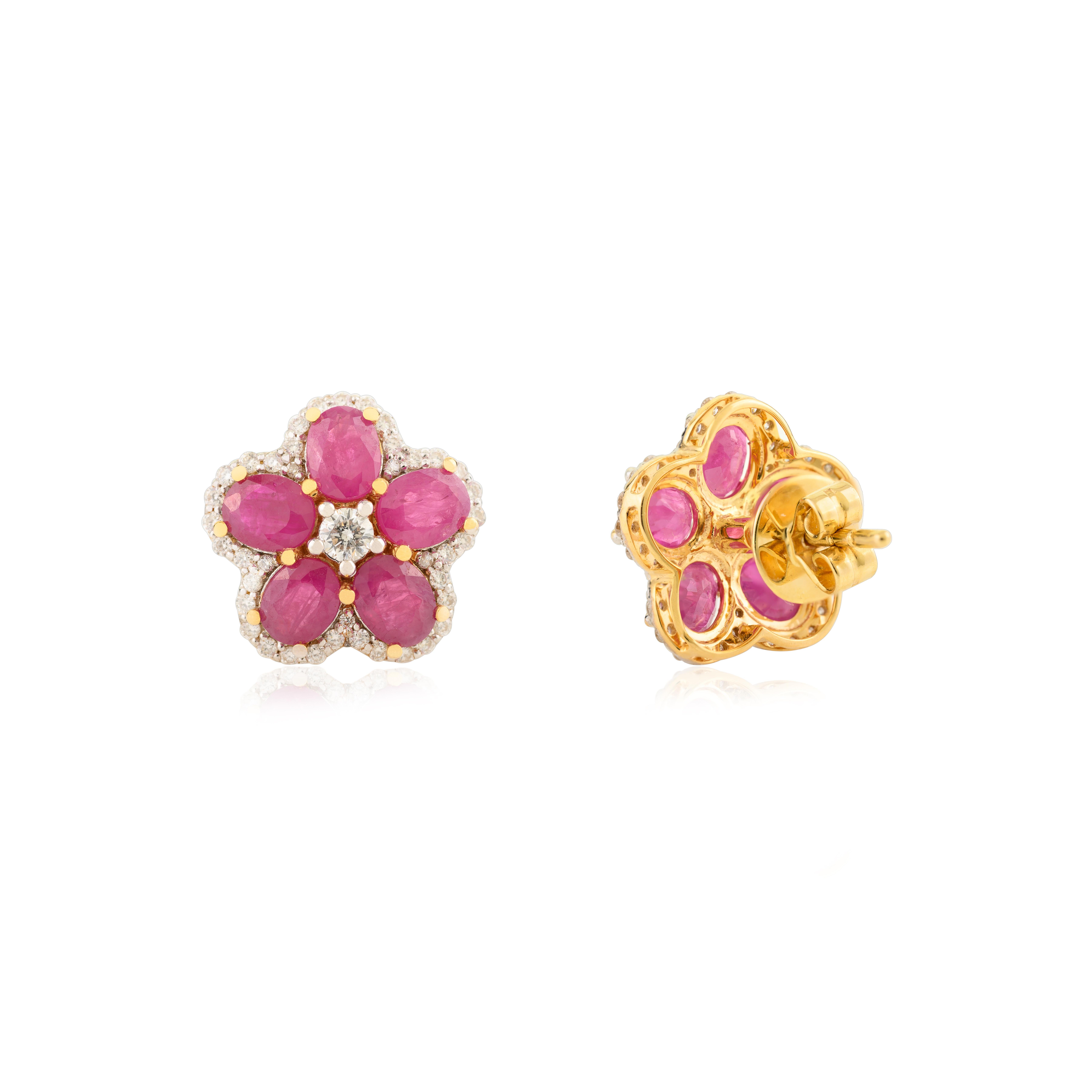 Pendientes modernos de oro amarillo de 14 quilates con flor de rubíes y diamantes para mujer Moderno en venta