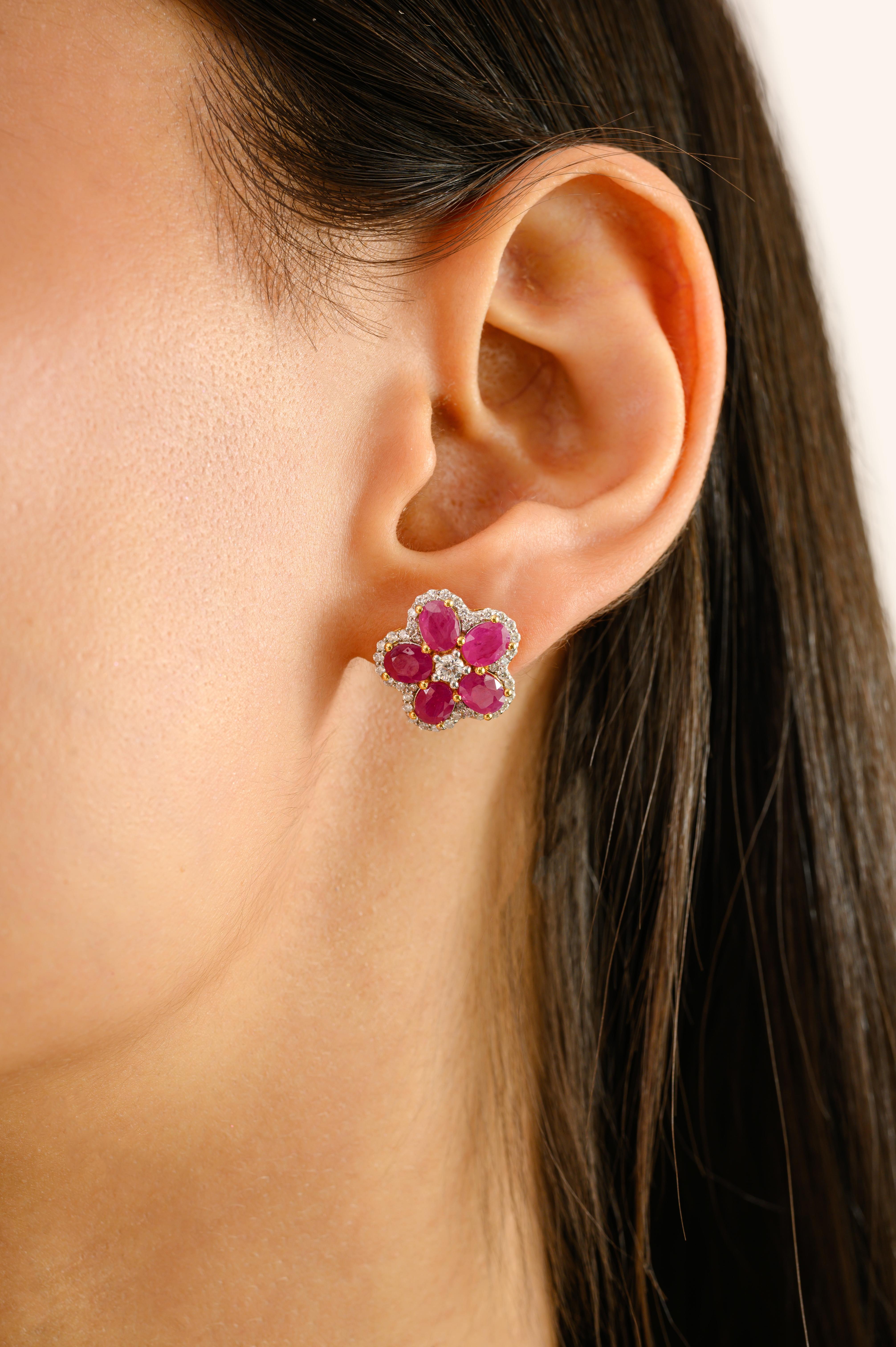 Pendientes modernos de oro amarillo de 14 quilates con flor de rubíes y diamantes para mujer en venta 2