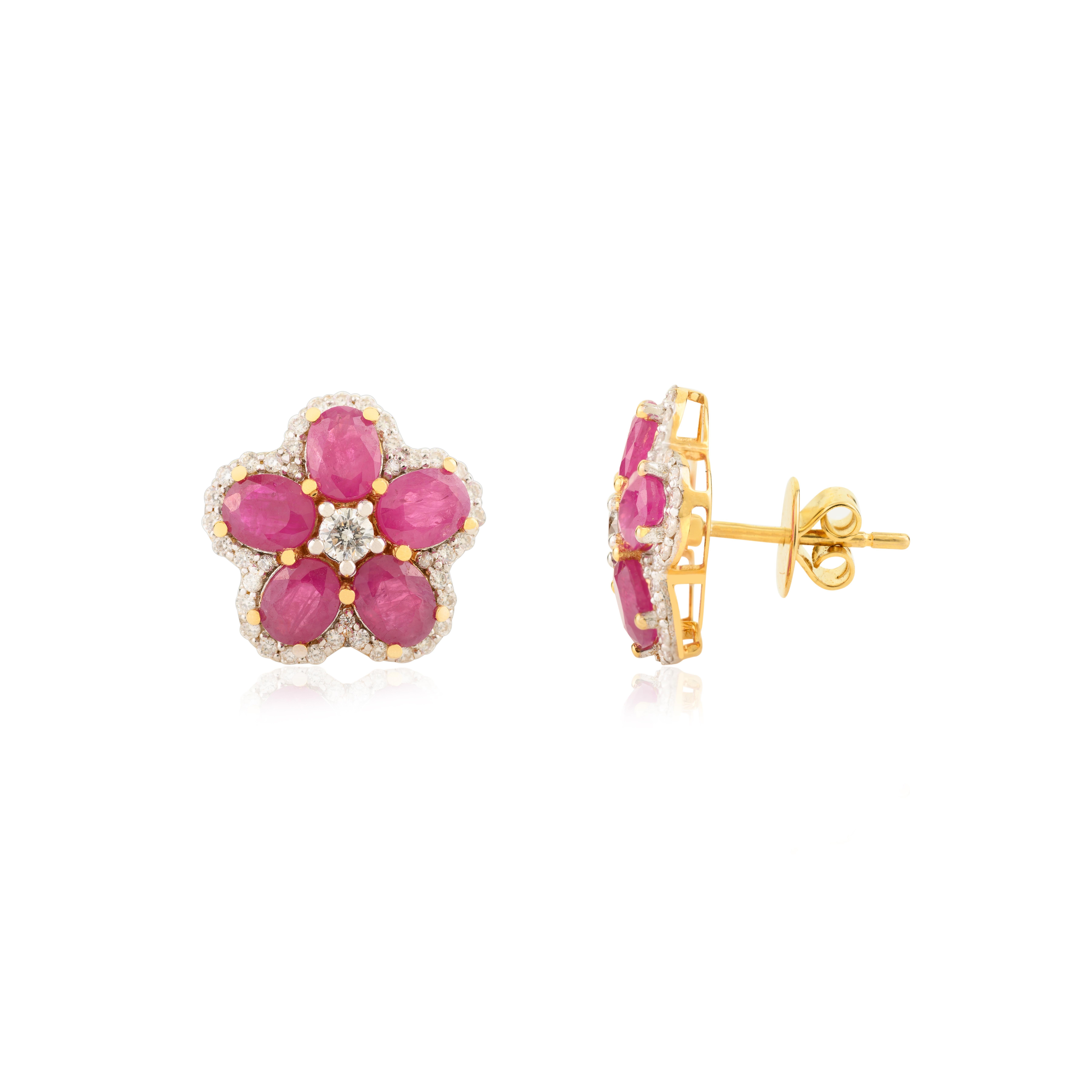 Pendientes modernos de oro amarillo de 14 quilates con flor de rubíes y diamantes para mujer en venta 3