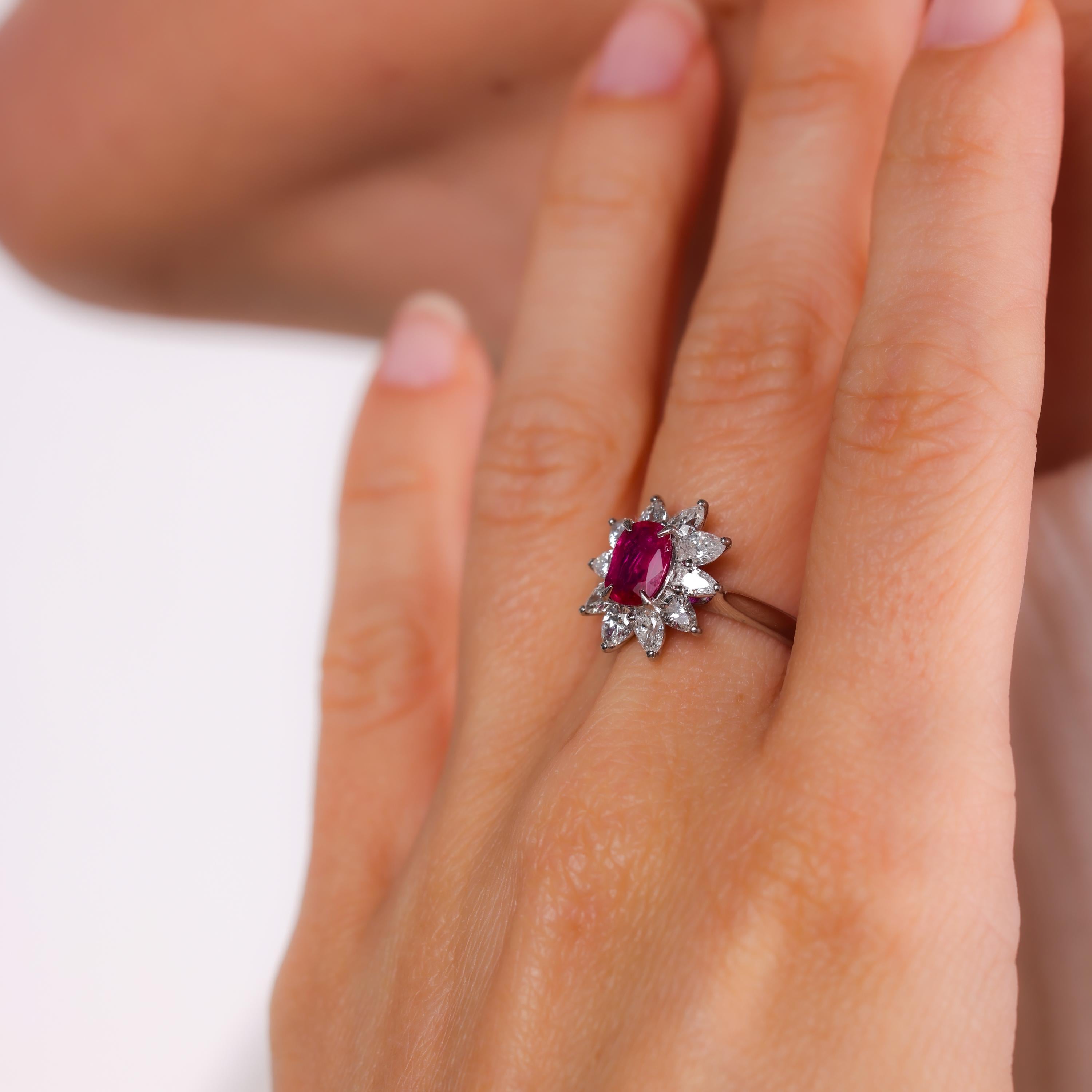 Moderner Rubin-Diamant-Platin-Cluster-Ring im Zustand „Hervorragend“ in Beverly Hills, CA