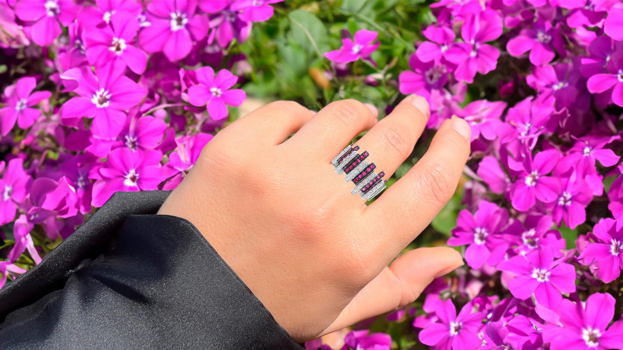 Bague moderne en or blanc 18 carats avec rubis et diamants de 1,02 carat en vente 1