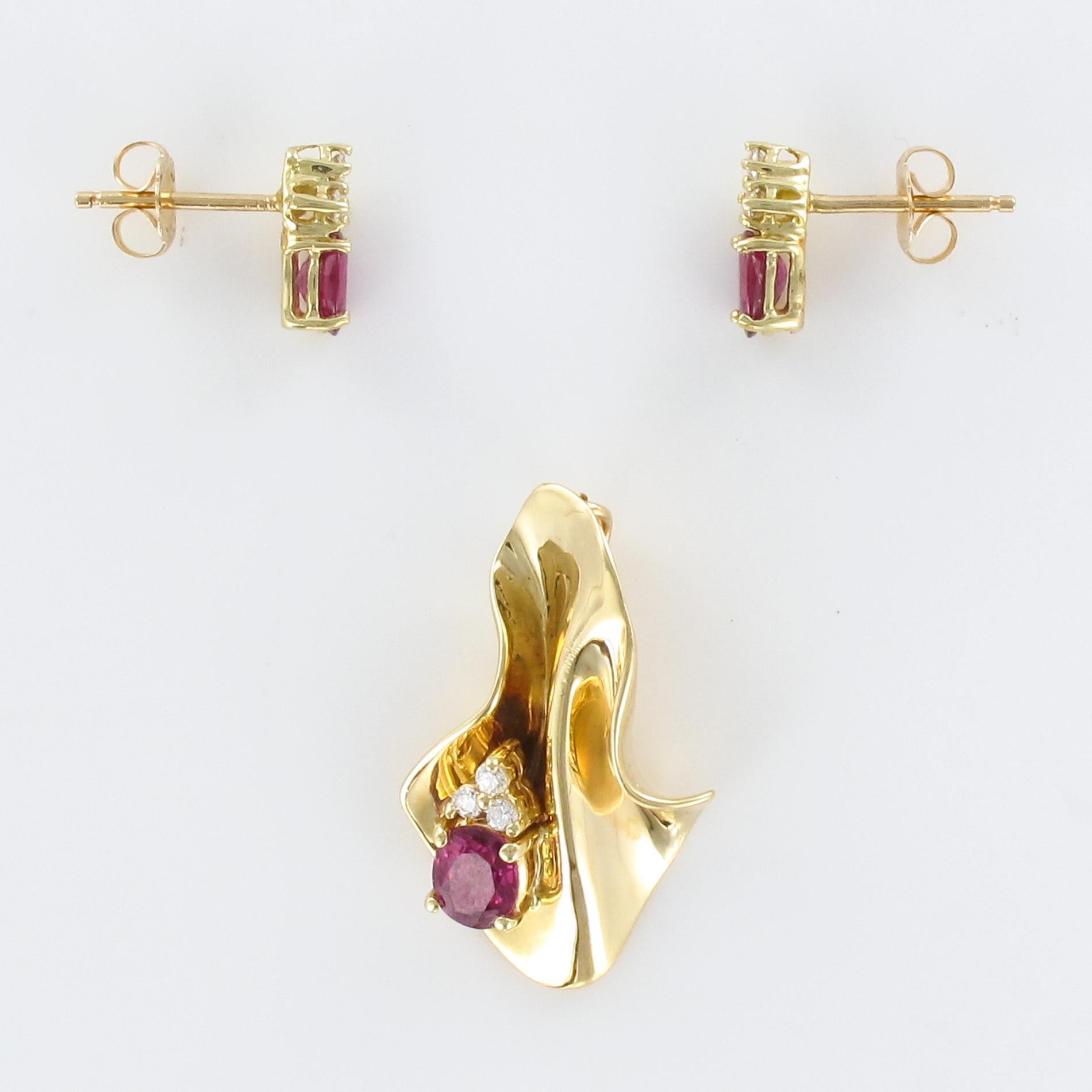 Modern Ruby Diamond Yellow Gold Pendant and Earrings 12