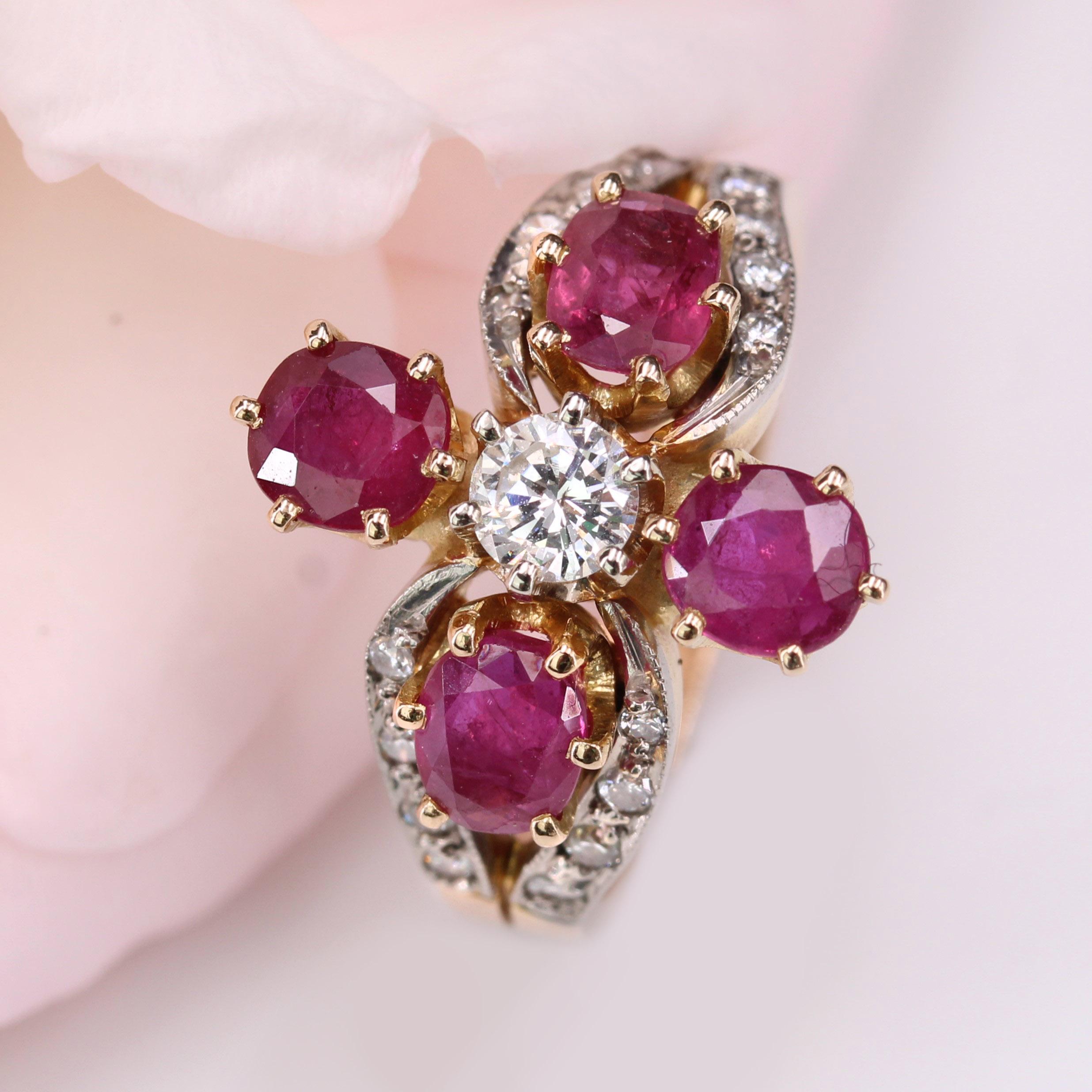Modern Ruby Diamonds 18 Karat Yellow Gold Clover Ring For Sale 4