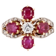 Anillo Trébol Moderno de Oro Amarillo de 18 Kilates con Diamantes Rubí