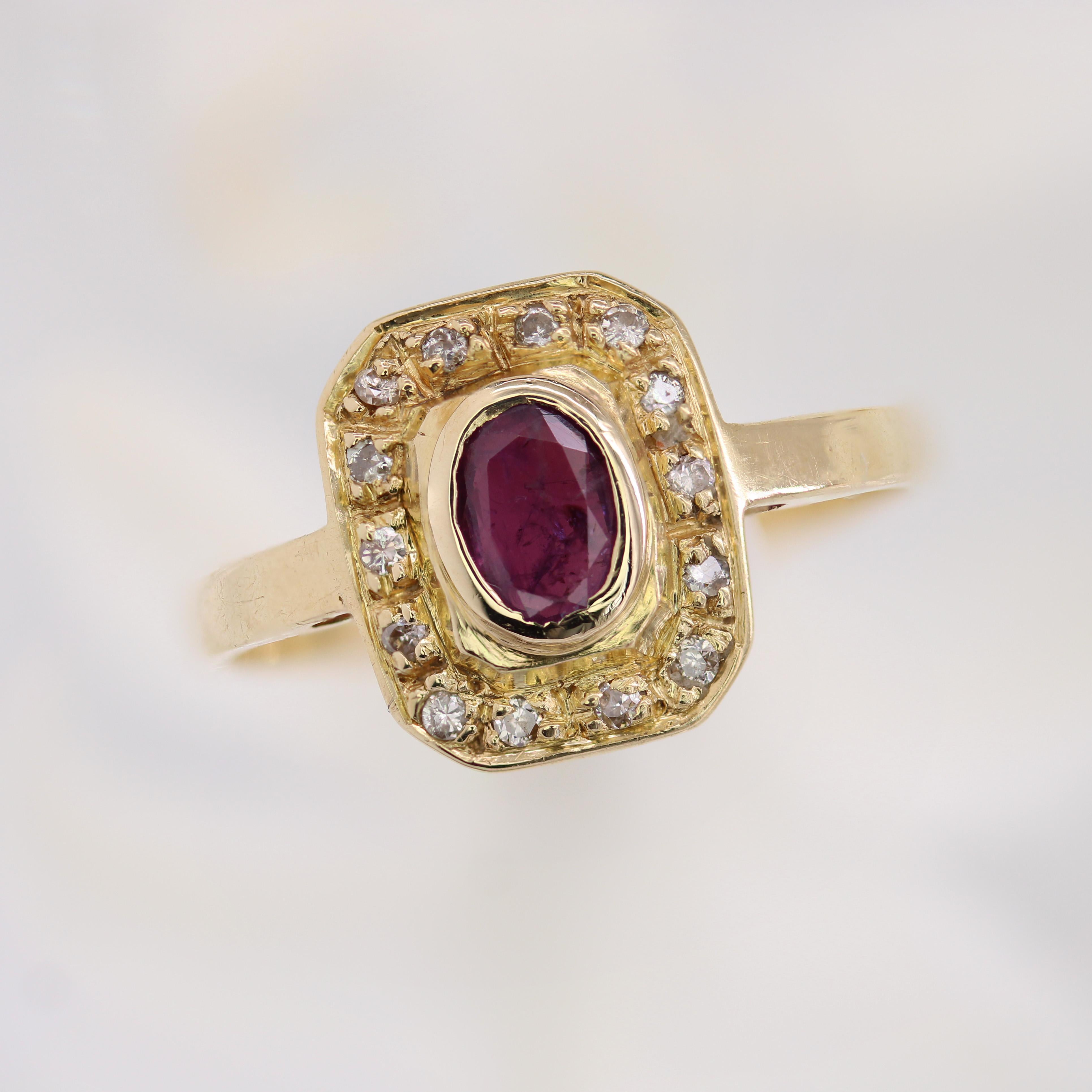 Moderne Bague géométrique moderne en or jaune 18 carats avec rubis et diamants en vente