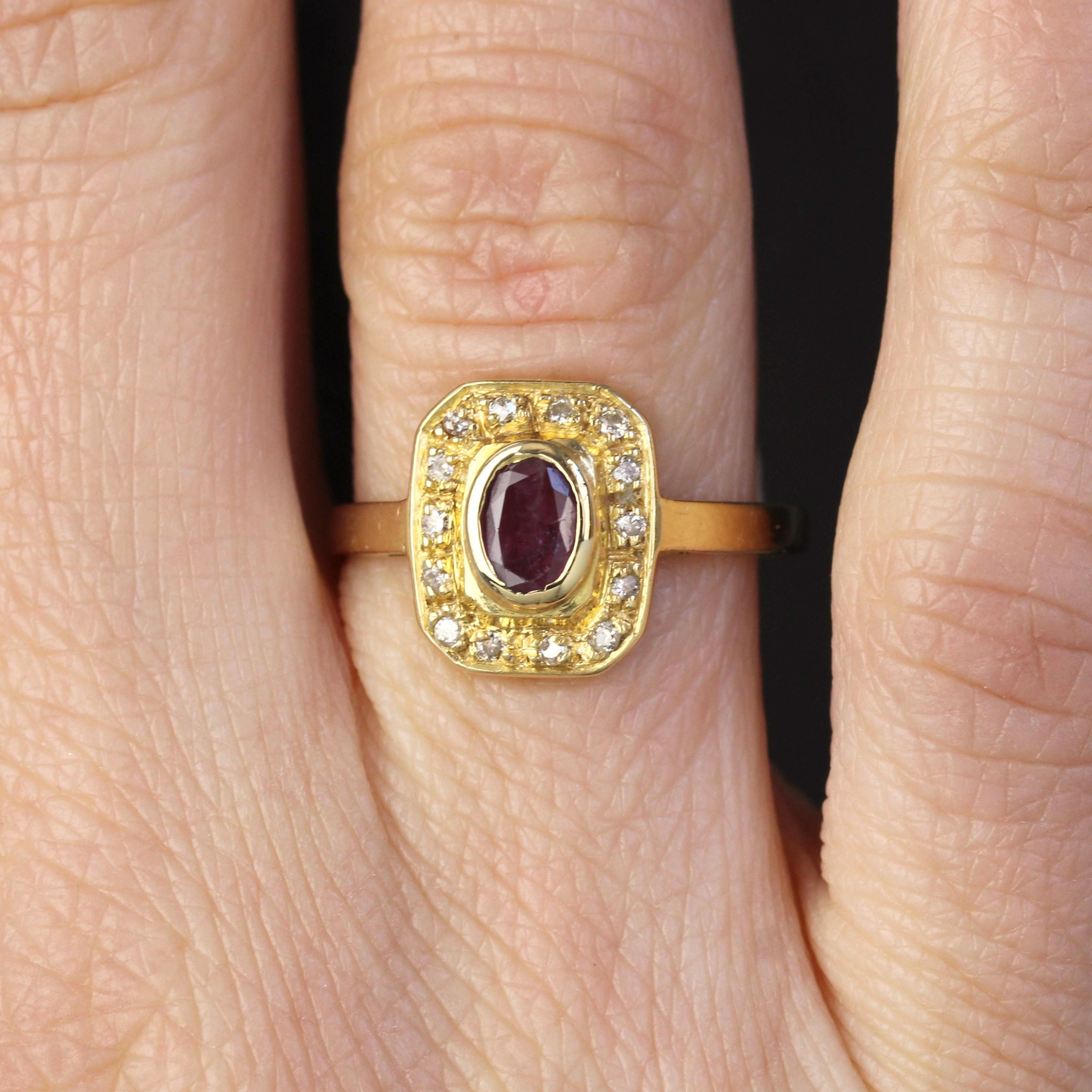 Bague géométrique moderne en or jaune 18 carats avec rubis et diamants Pour femmes en vente
