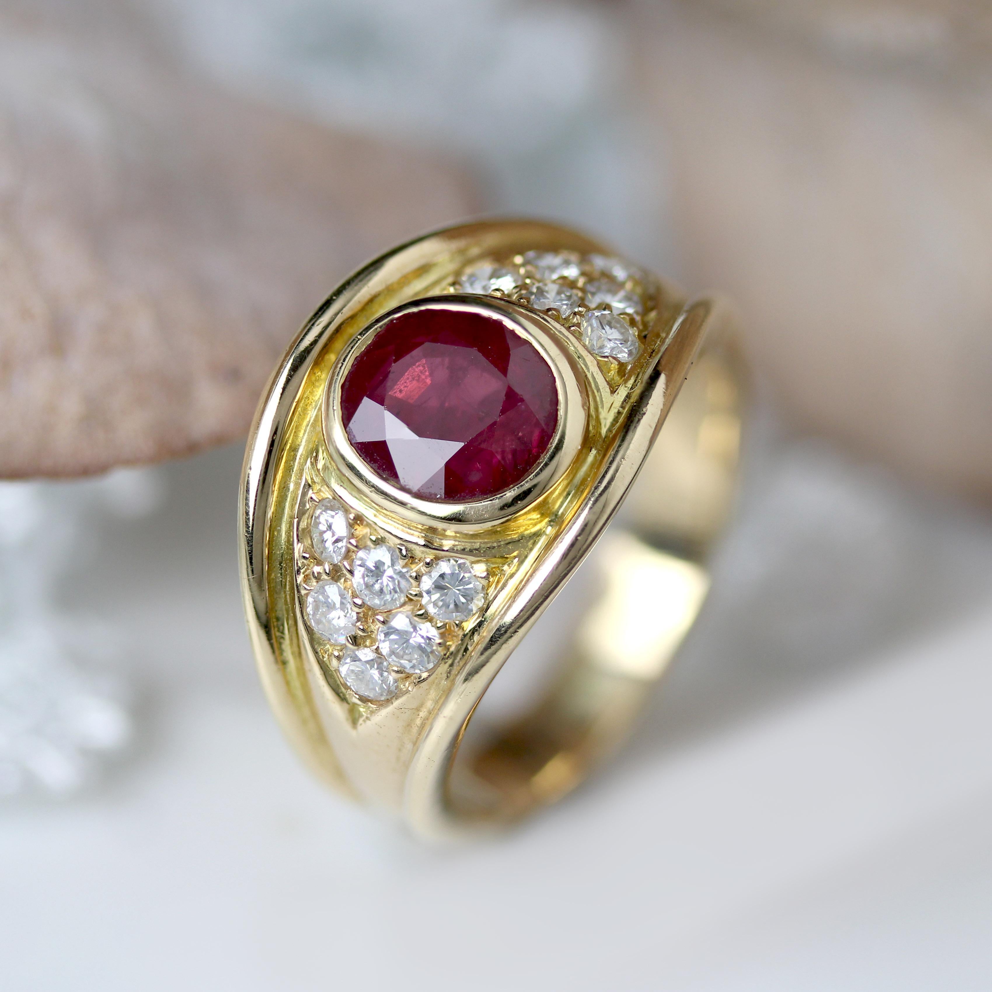 Modern Ruby Diamonds 18 Karat Yellow Gold Large Ring For Sale 5