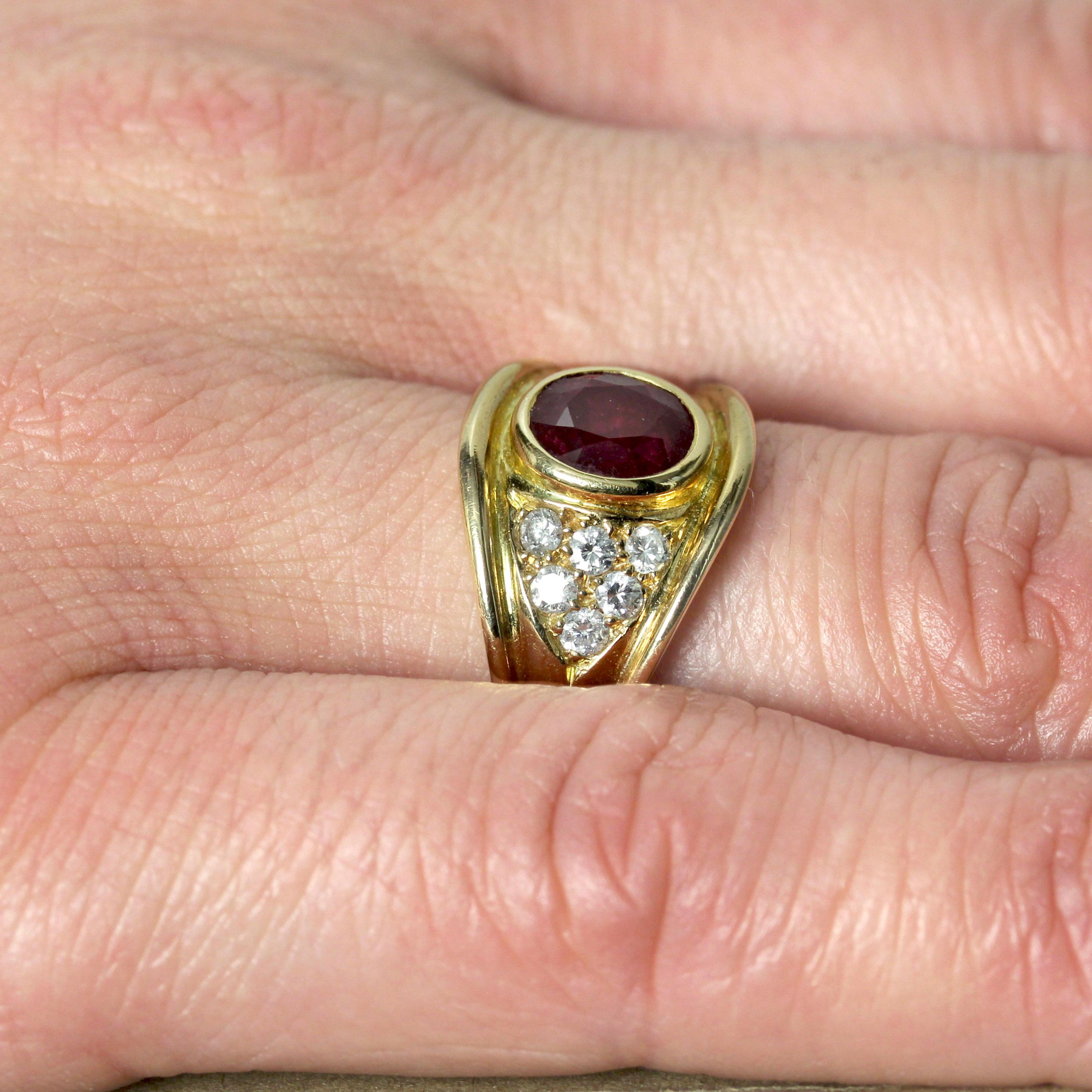 Modern Ruby Diamonds 18 Karat Yellow Gold Large Ring For Sale 7