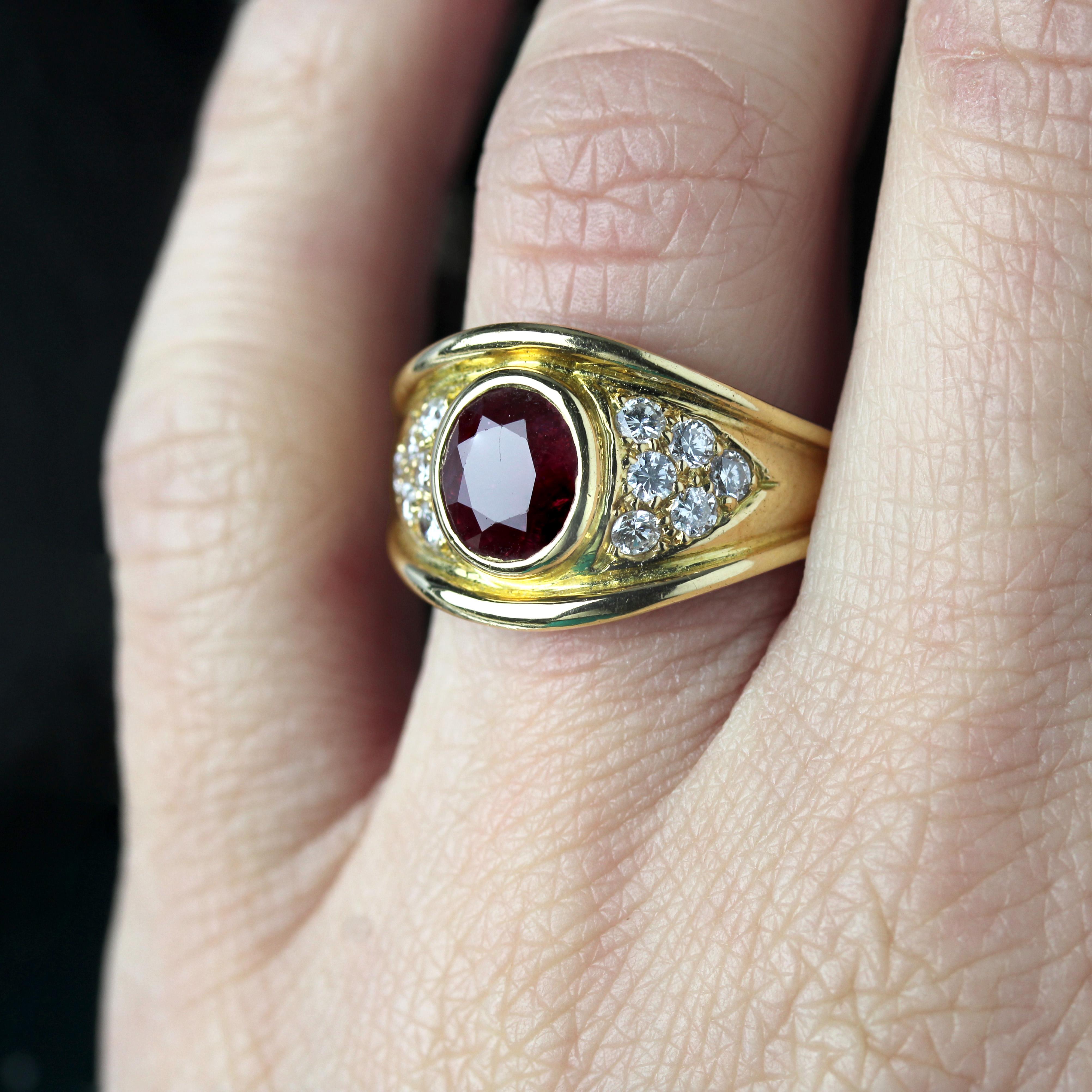 Modern Ruby Diamonds 18 Karat Yellow Gold Large Ring For Sale 10