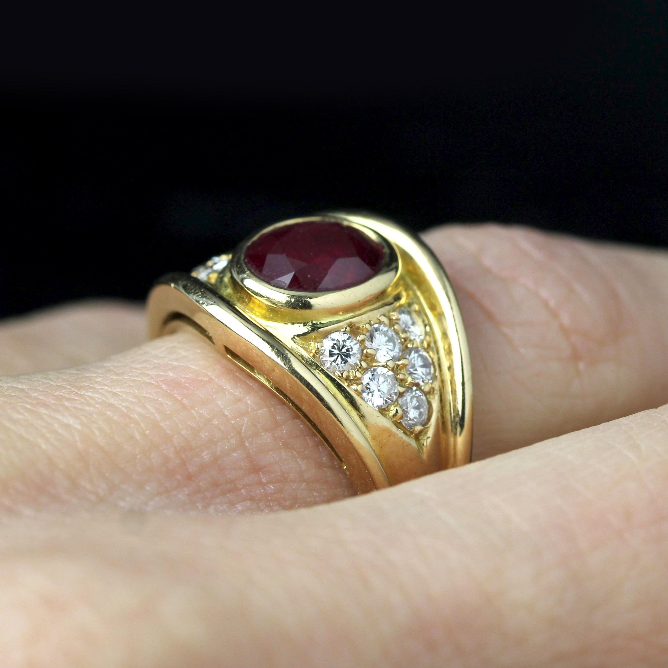 Modern Ruby Diamonds 18 Karat Yellow Gold Large Ring For Sale 11