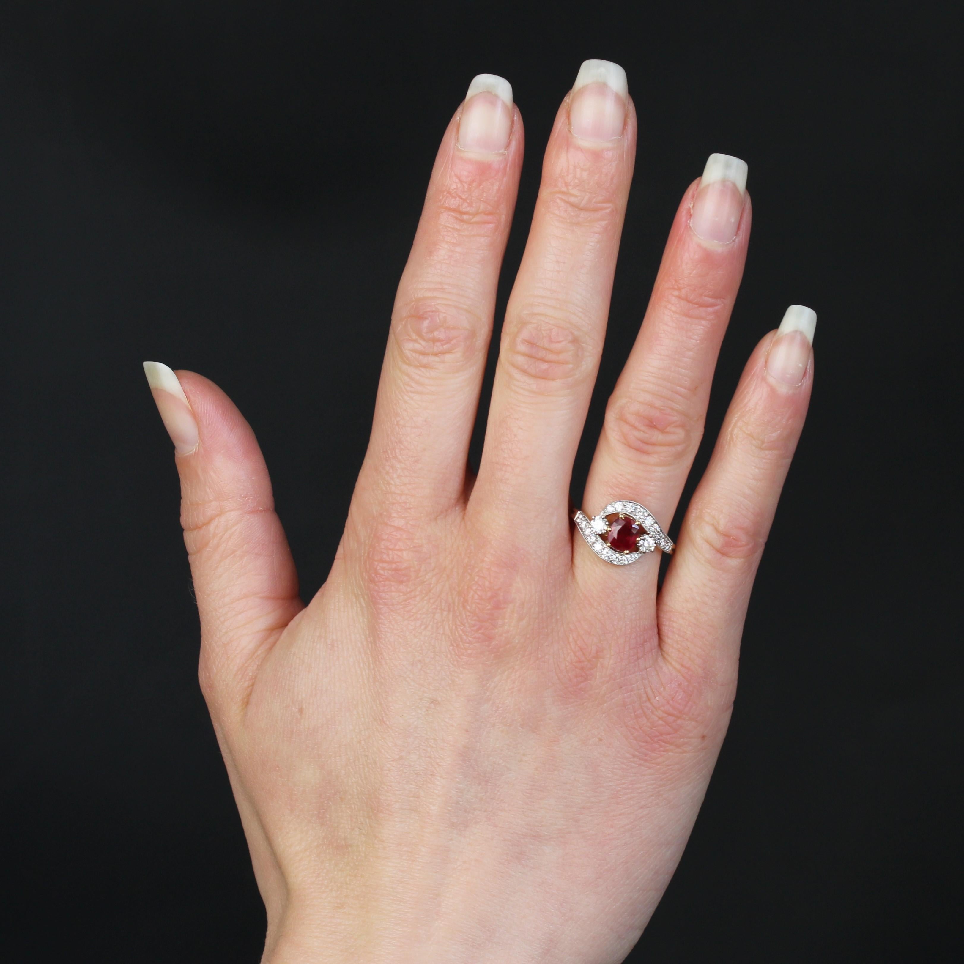 Ring aus 18 Karat Gelbgold, Adlerkopfpunze, und Platin, Hundekopfpunze.
In Anlehnung an die antiken Schmuckstücke der Belle Epoque ist dieser Ring mit Krallen eines ovalen Rubins verziert, der auf beiden Seiten von einem modernen Diamanten im