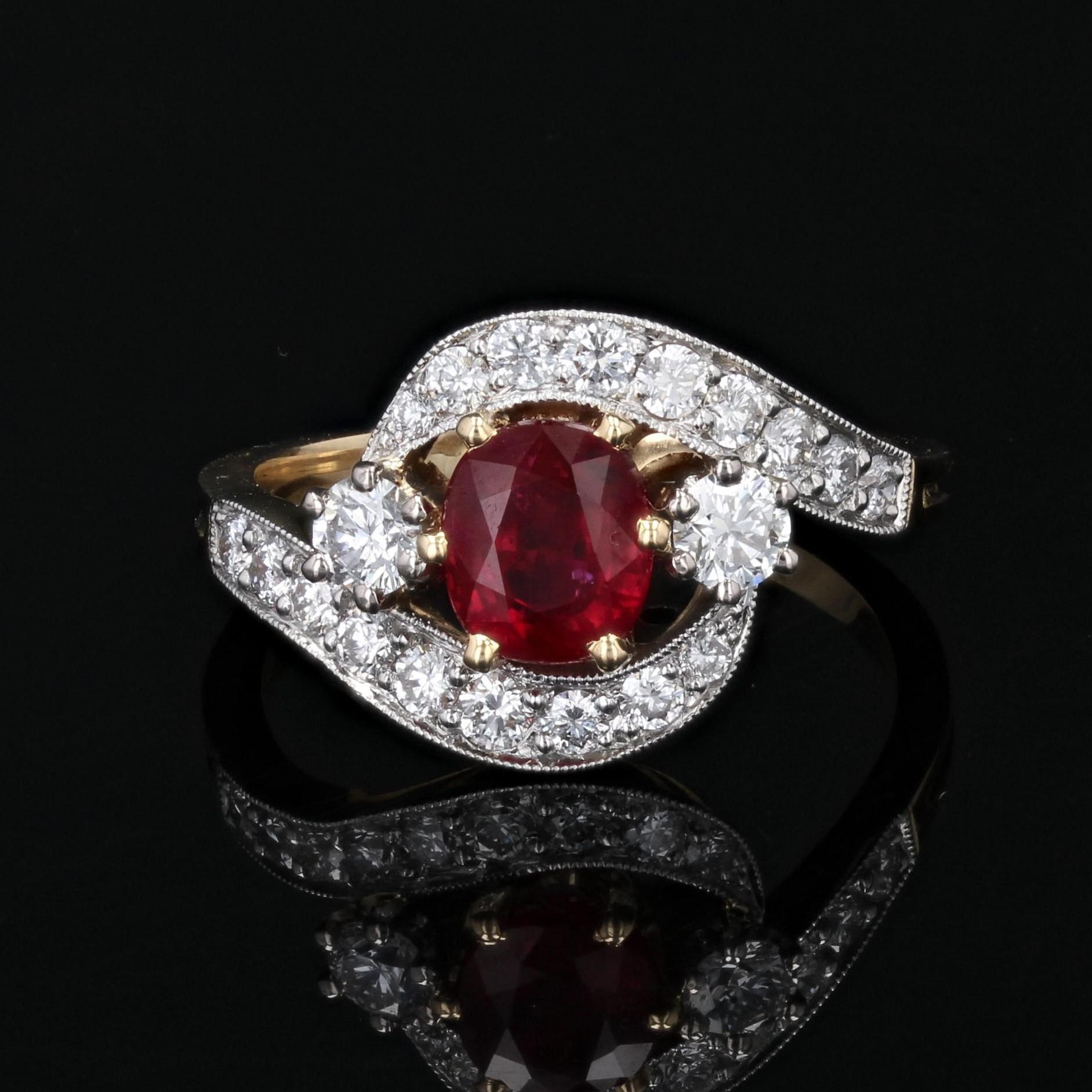 Moderner Rubin-Diamant-Ring aus 18 Karat Gelbgold und Platin mit Wirbel (Ovalschliff)
