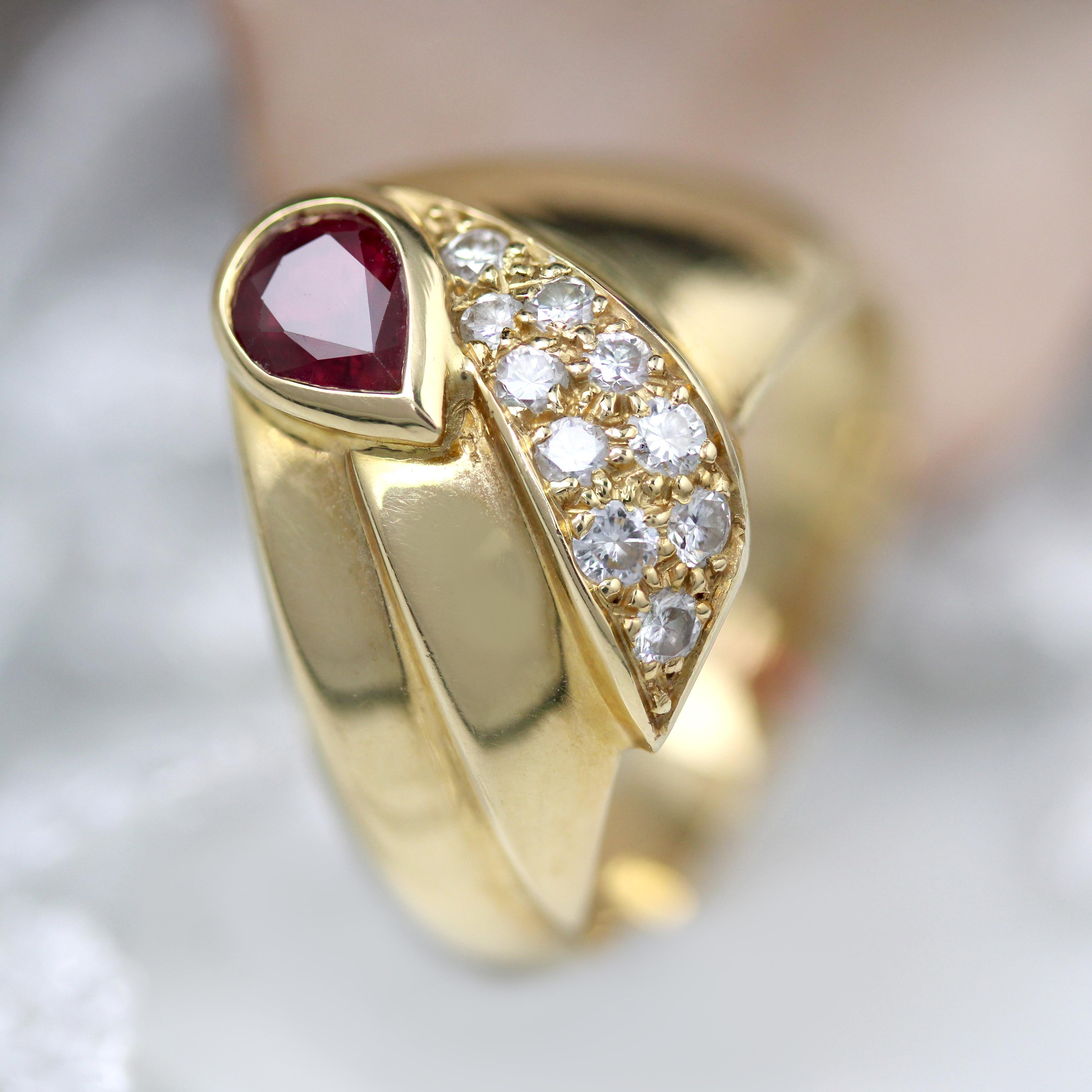 Anello moderno con diamanti e rubini in oro giallo 18 carati in vendita 5