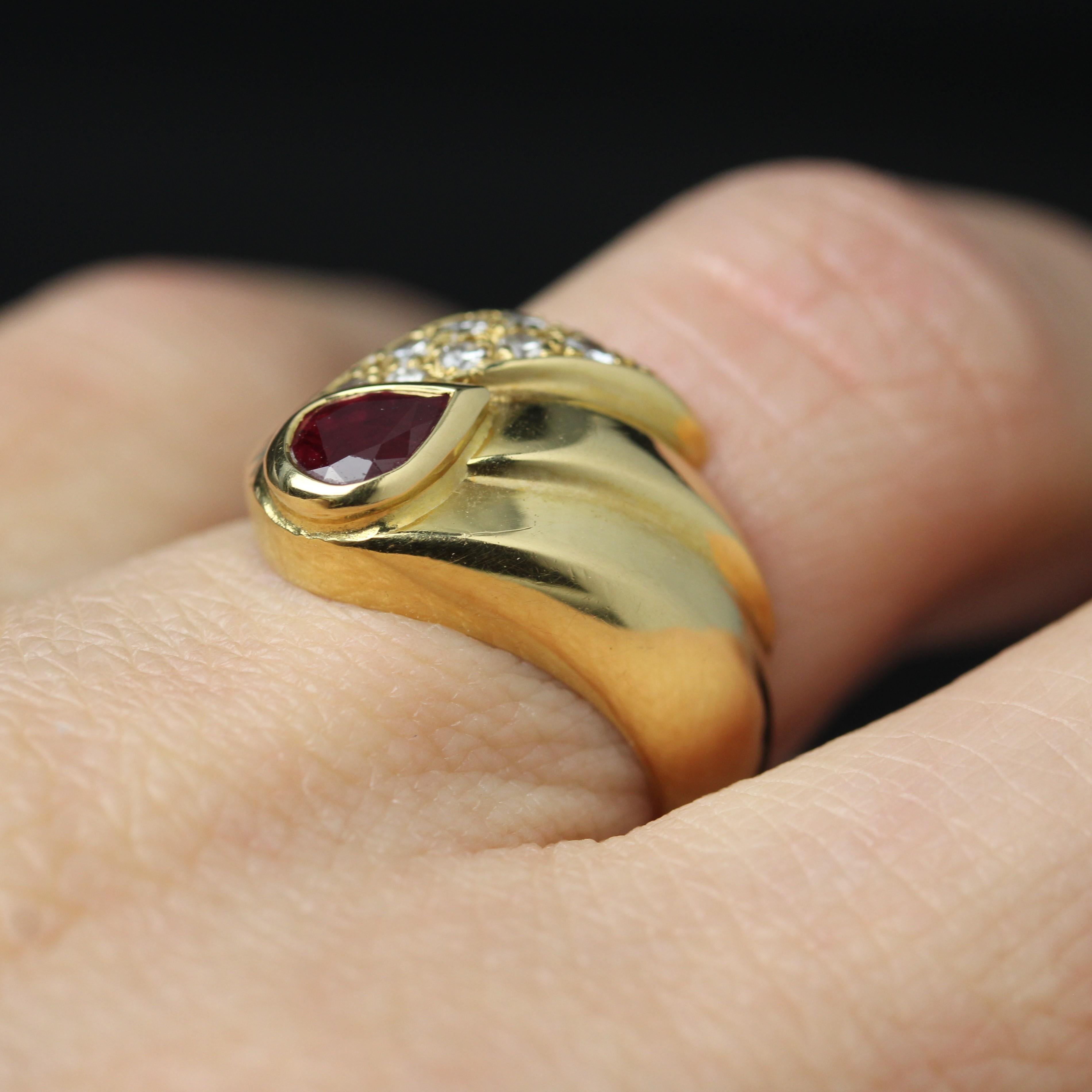 Anello moderno con diamanti e rubini in oro giallo 18 carati in vendita 7