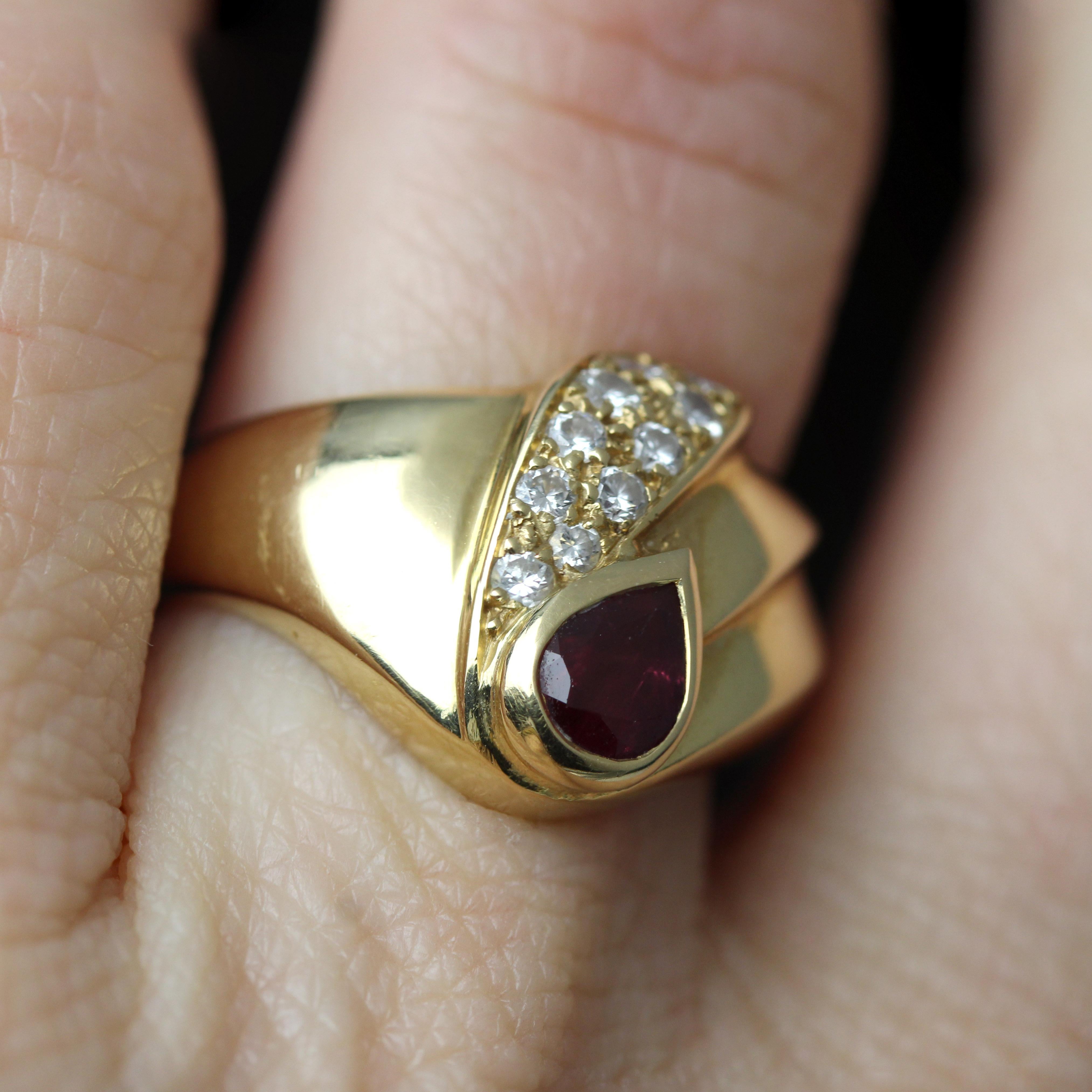 Anello moderno con diamanti e rubini in oro giallo 18 carati in vendita 8