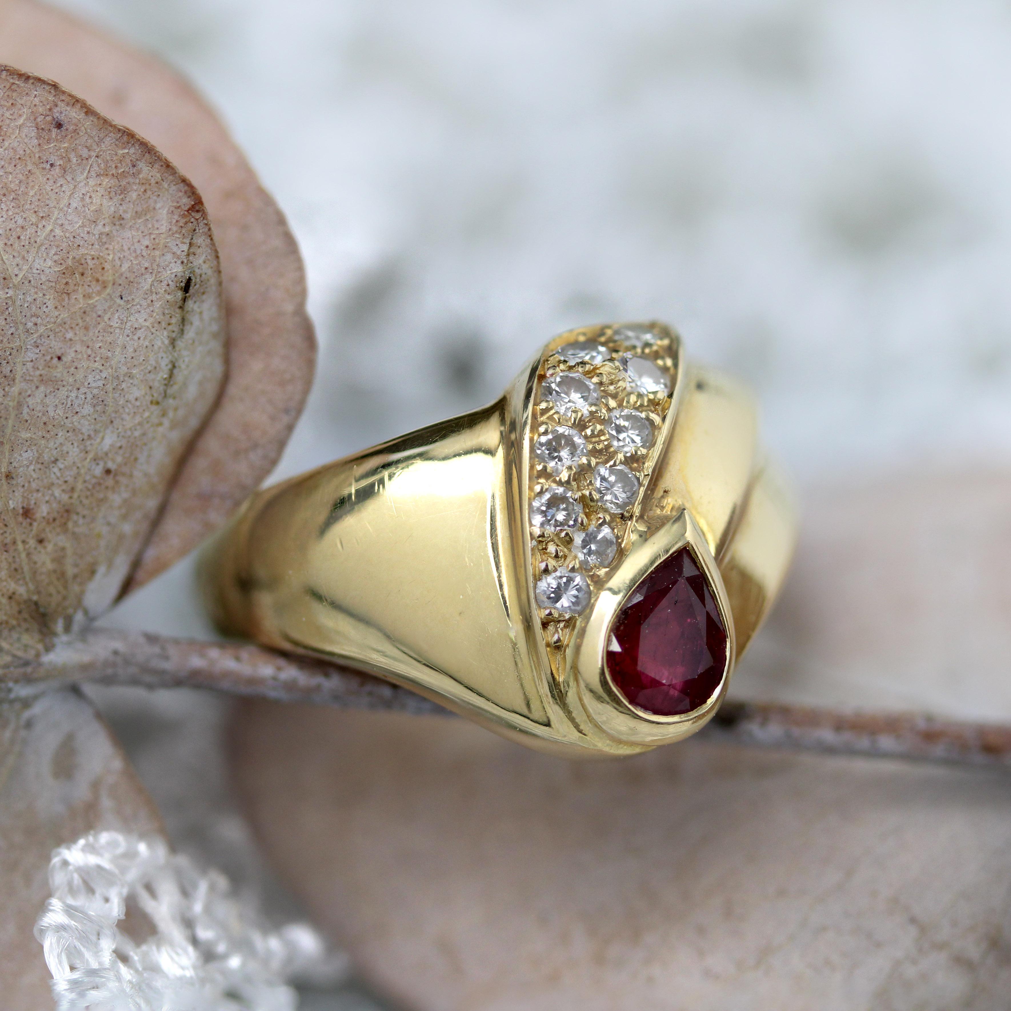 Anello moderno con diamanti e rubini in oro giallo 18 carati in vendita 9