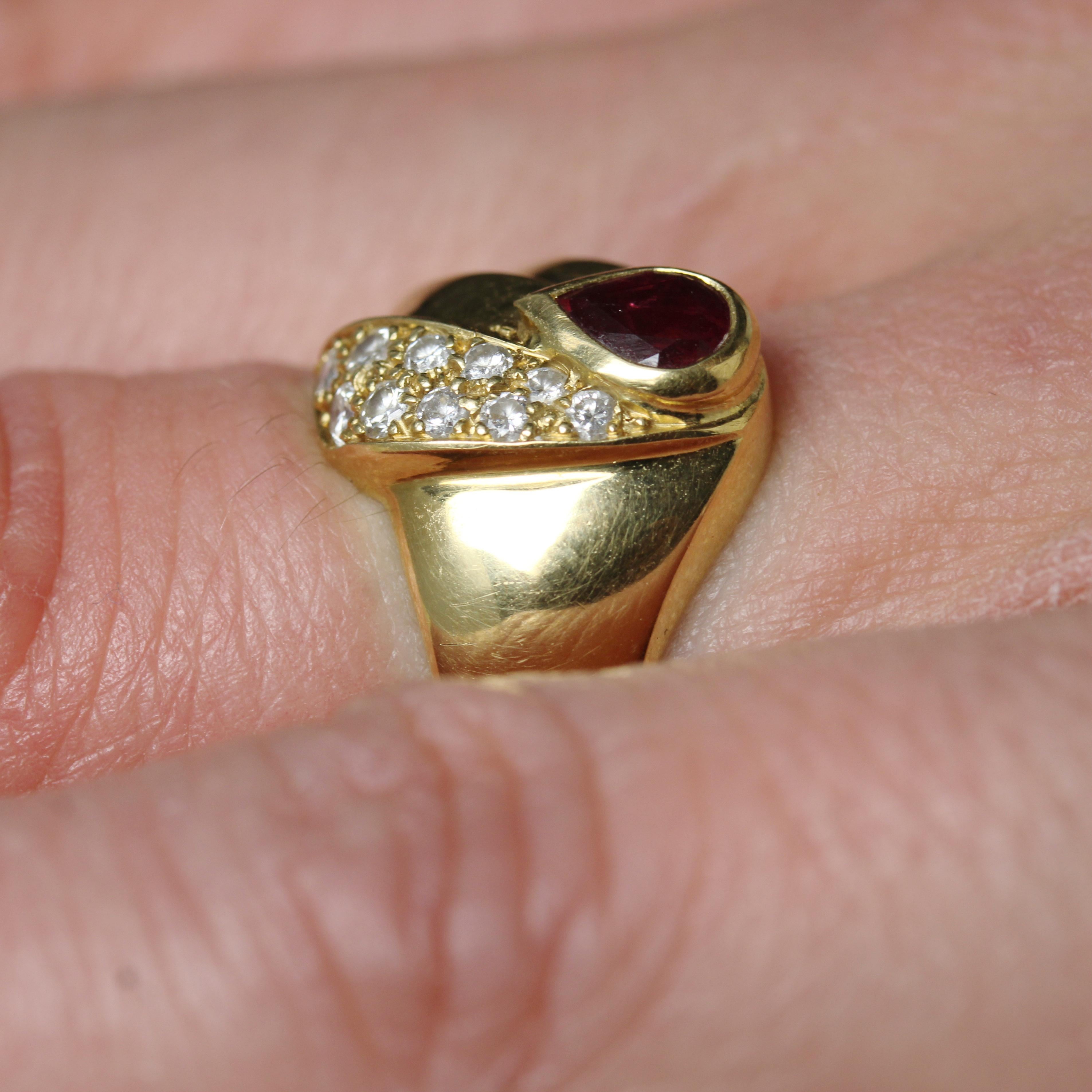 Anello moderno con diamanti e rubini in oro giallo 18 carati in vendita 10
