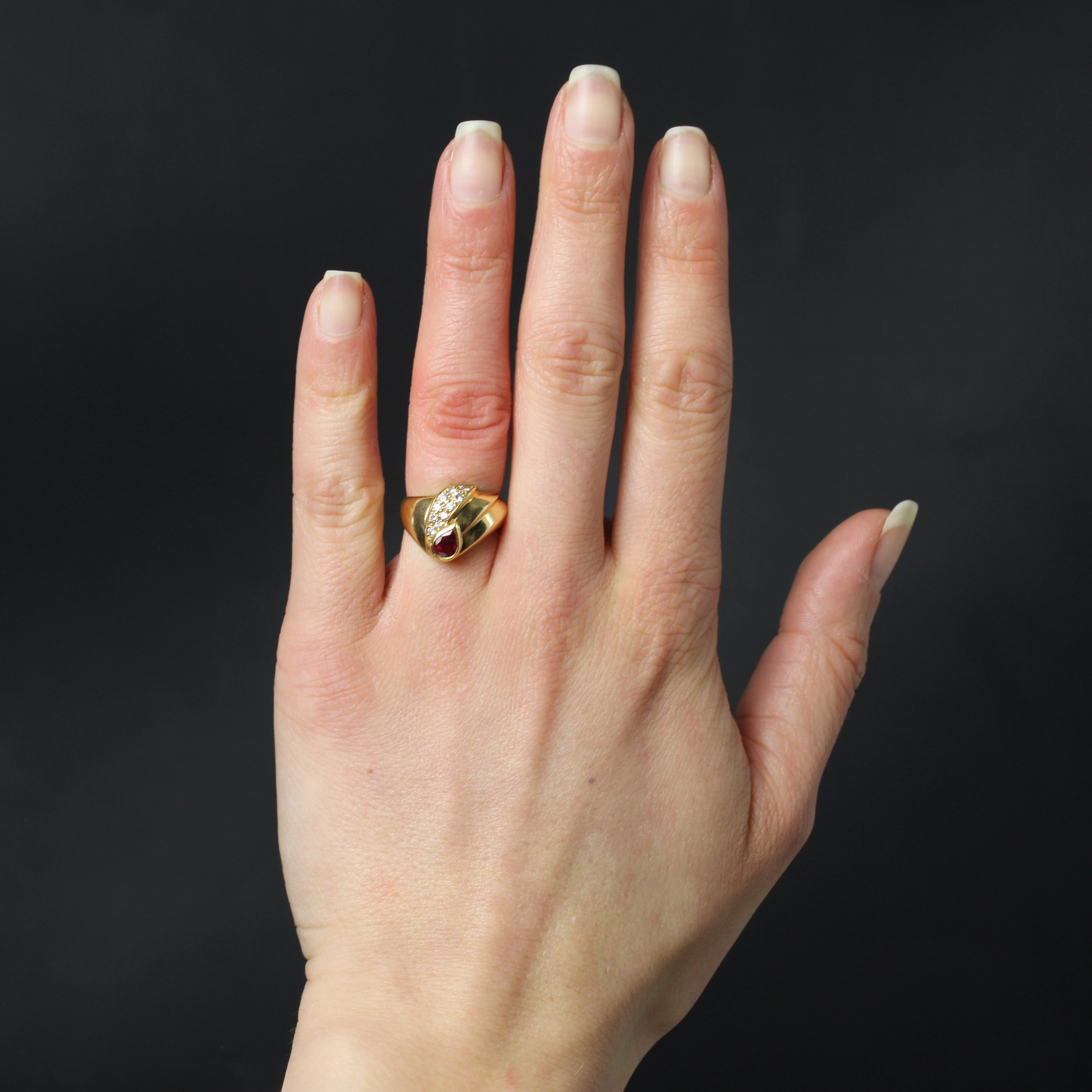 Anello in oro giallo 18 carati, punzone a testa d'aquila.
Massiccio anello di seconda mano, con incastonatura asimmetrica sul davanti di un rubino con taglio a pera e una linea di 10 diamanti moderni con taglio a brillante.
Peso del rubino: 0,67