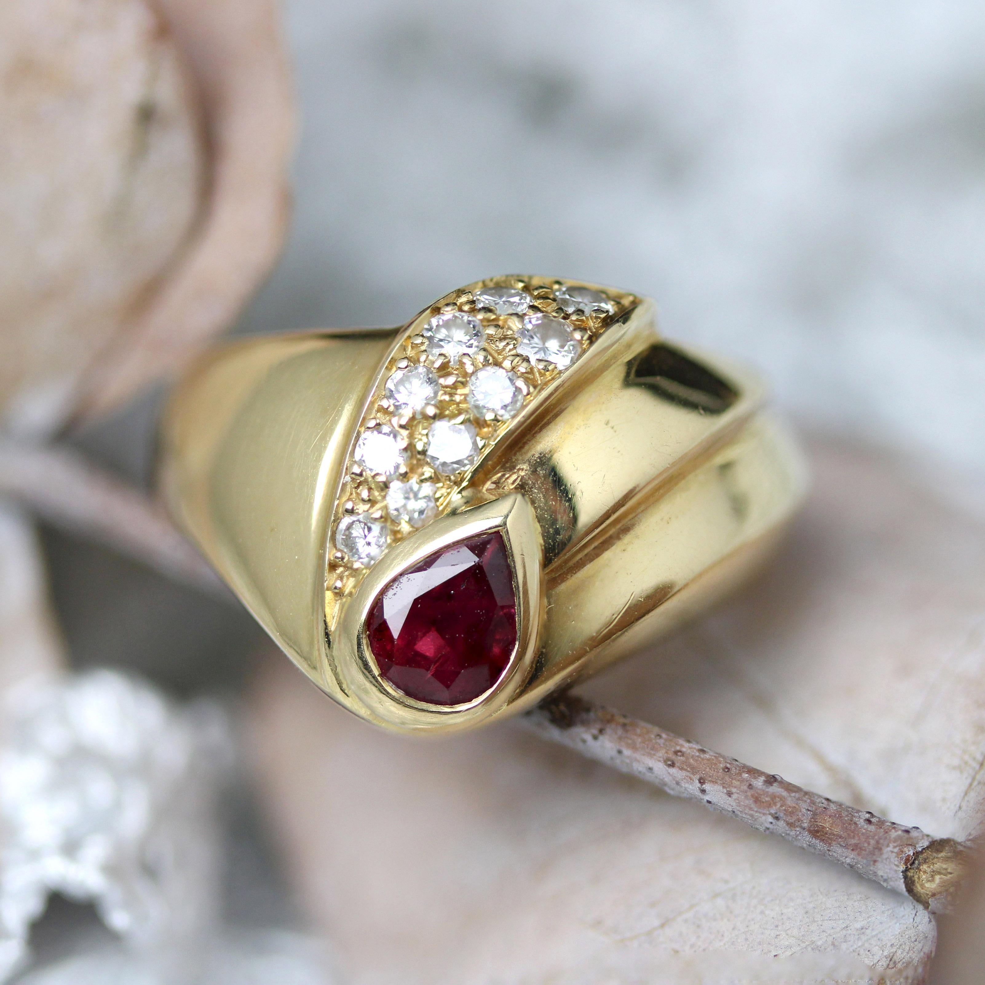 Moderno Anello moderno con diamanti e rubini in oro giallo 18 carati in vendita