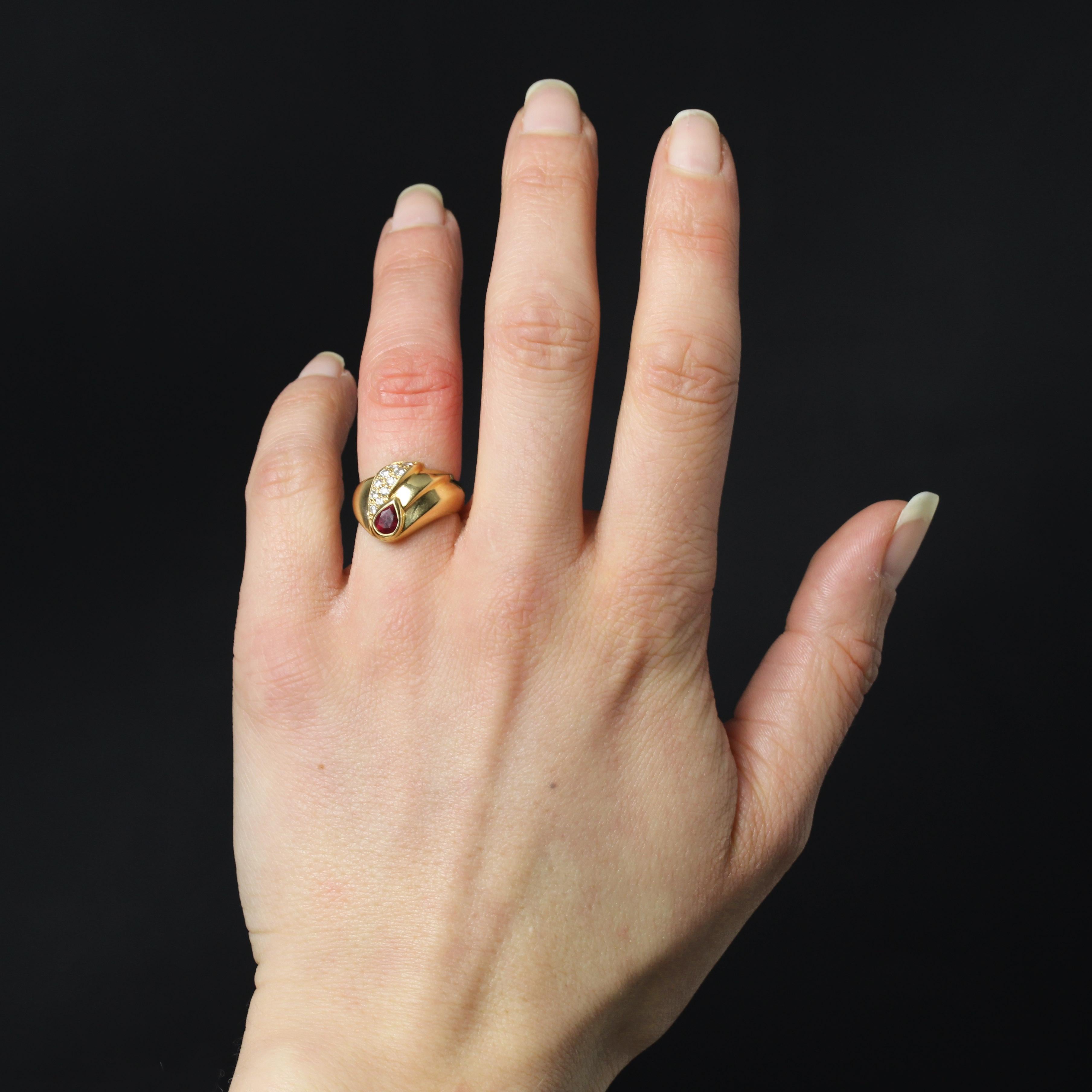 Taglio a goccia Anello moderno con diamanti e rubini in oro giallo 18 carati in vendita