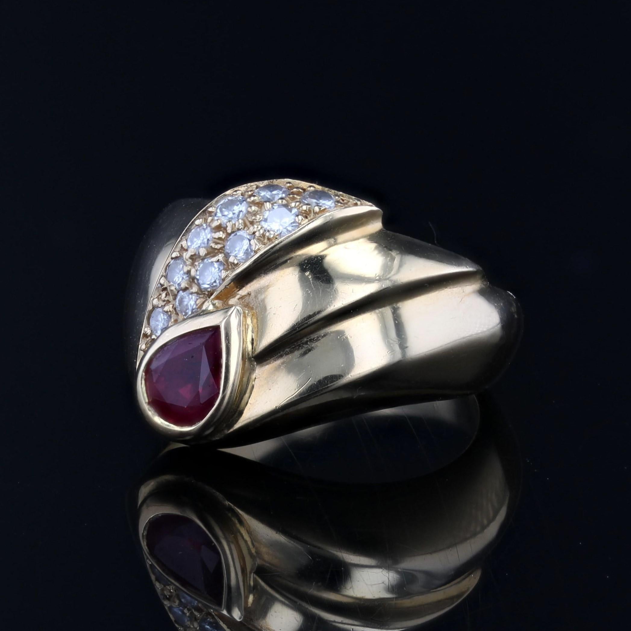 Anello moderno con diamanti e rubini in oro giallo 18 carati in vendita 1