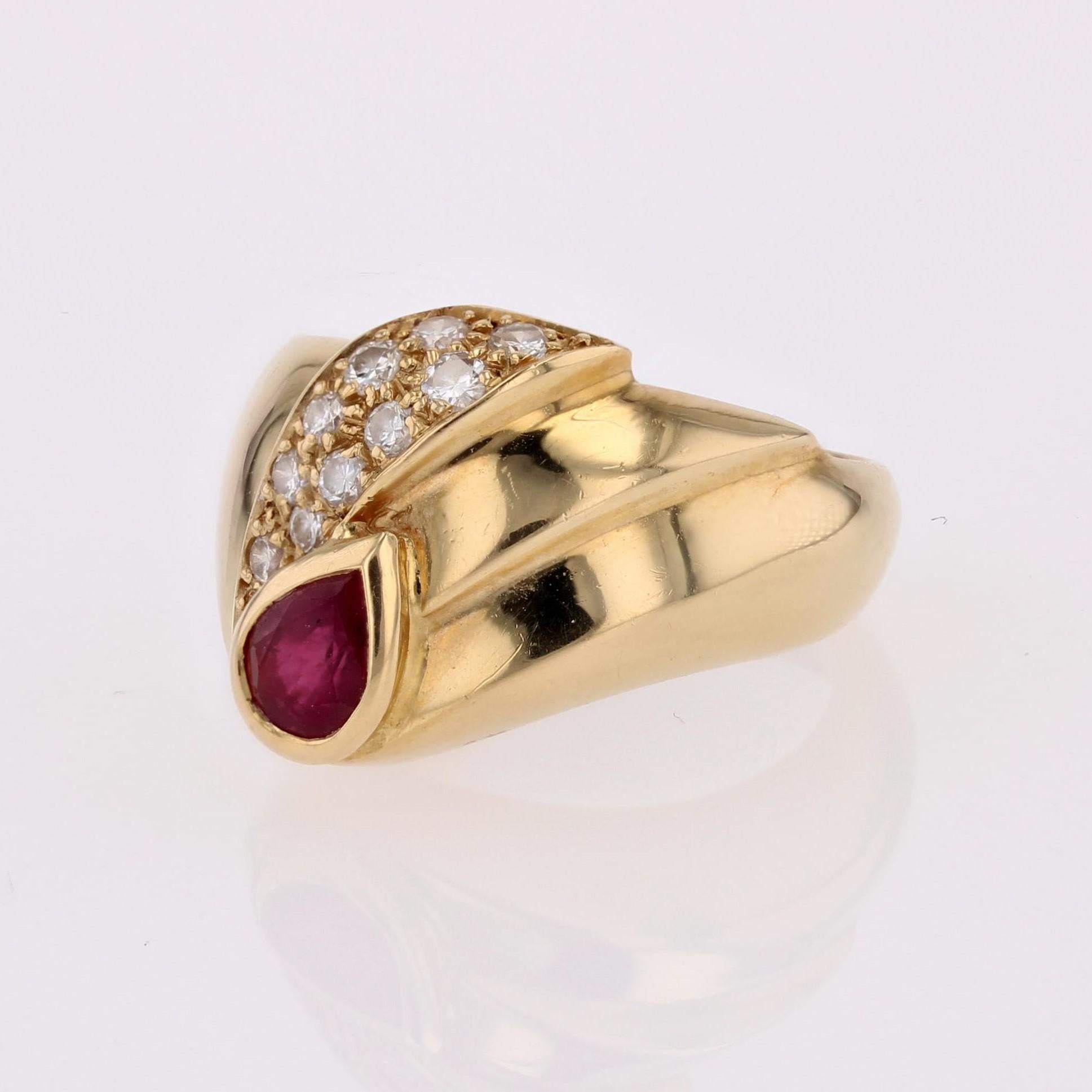 Anello moderno con diamanti e rubini in oro giallo 18 carati in vendita 2