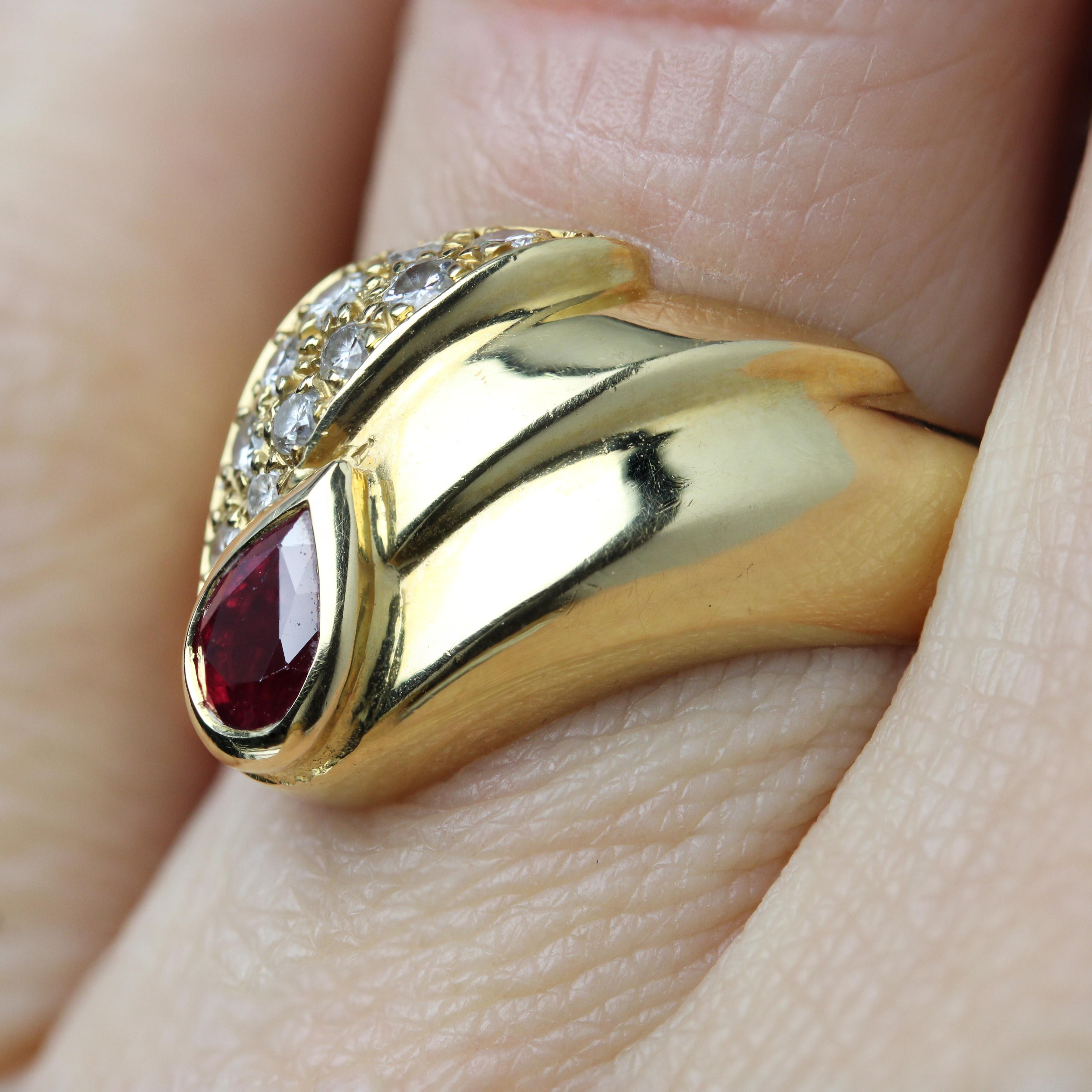 Anello moderno con diamanti e rubini in oro giallo 18 carati in vendita 3