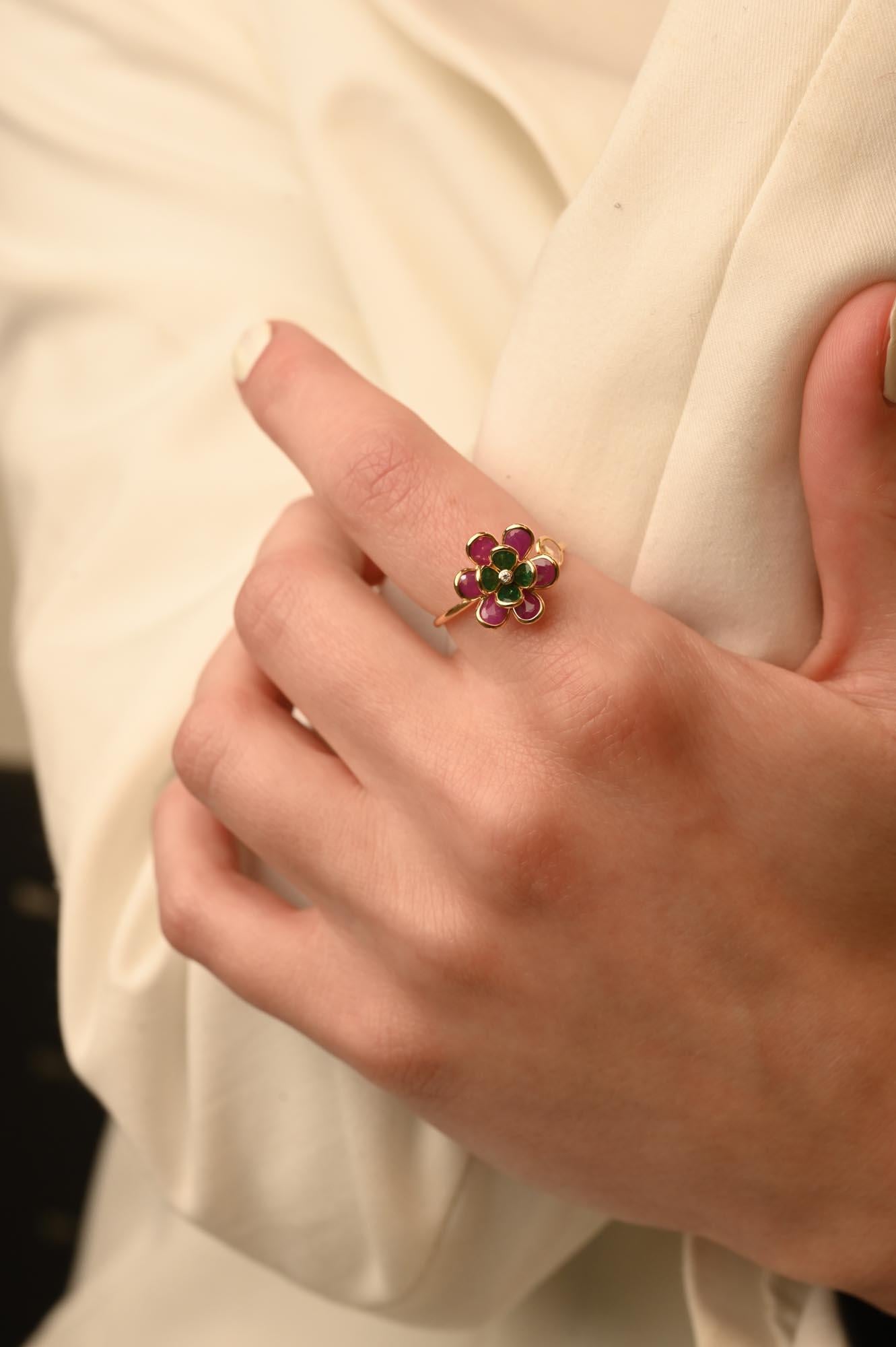 Im Angebot: Trendiger Rubin-Smaragd-Blumenring aus 18 Karat Gelbgold, offener Ring () 12