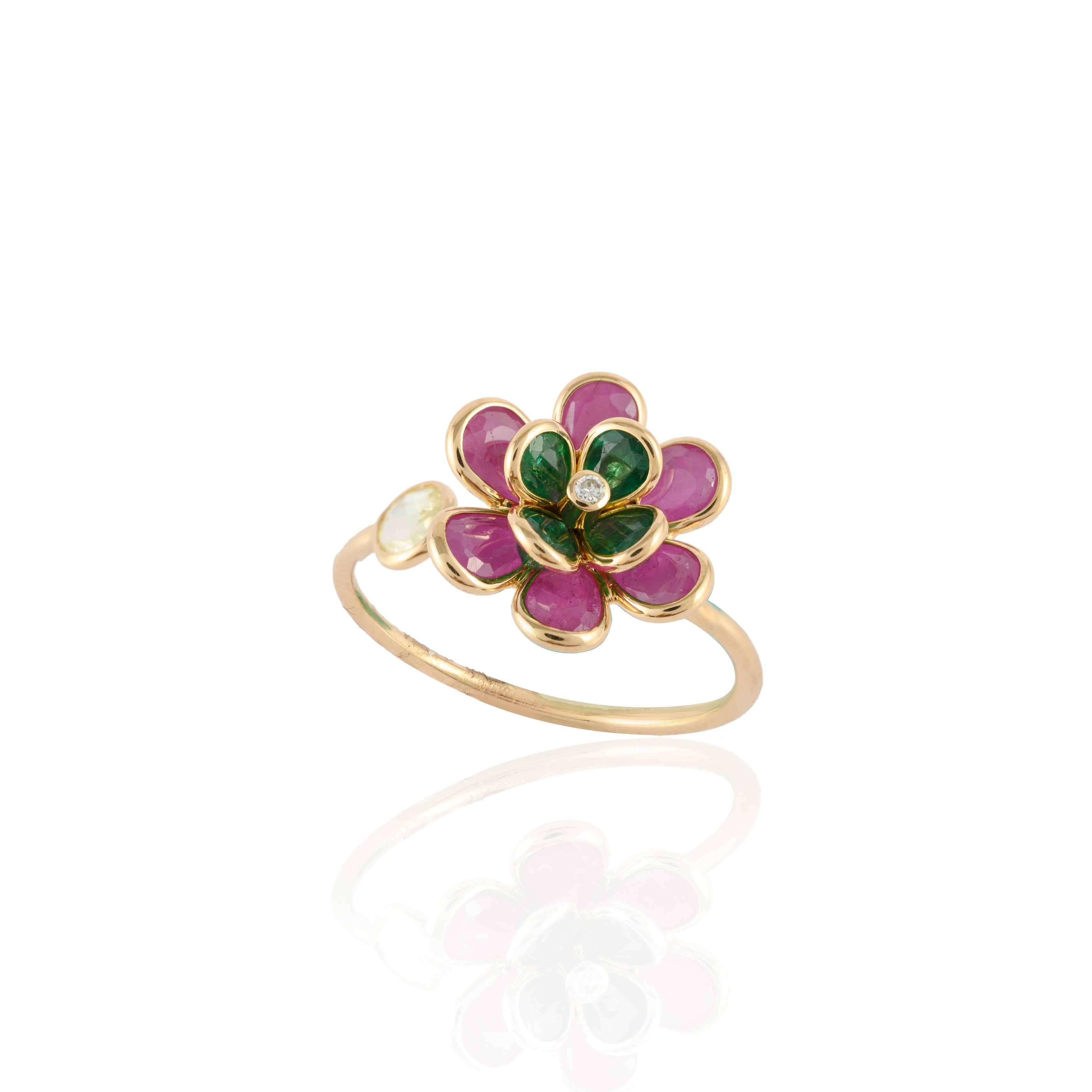 Im Angebot: Trendiger Rubin-Smaragd-Blumenring aus 18 Karat Gelbgold, offener Ring () 15