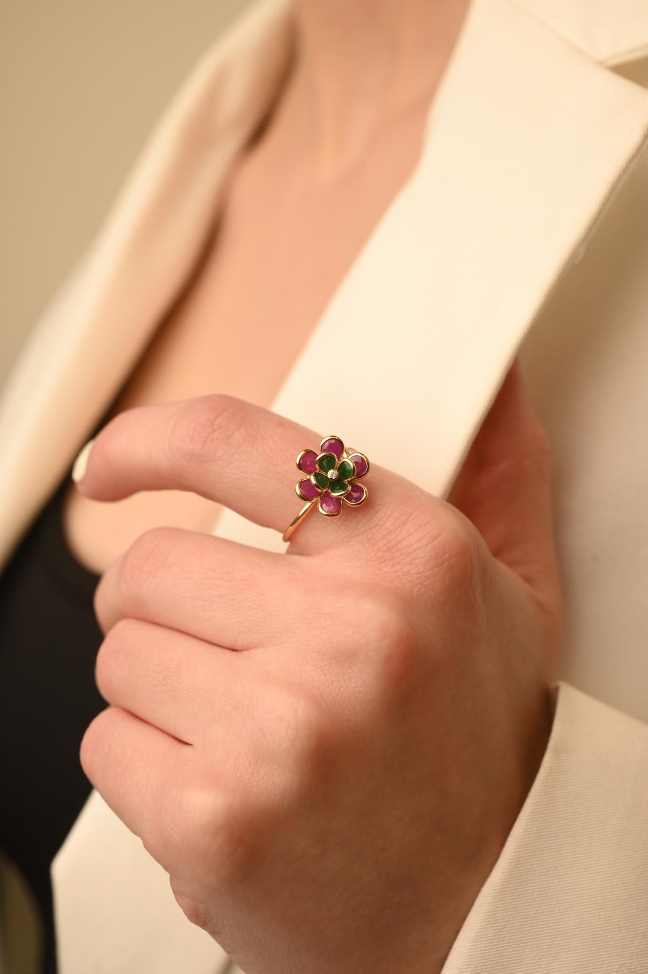 Im Angebot: Trendiger Rubin-Smaragd-Blumenring aus 18 Karat Gelbgold, offener Ring () 3