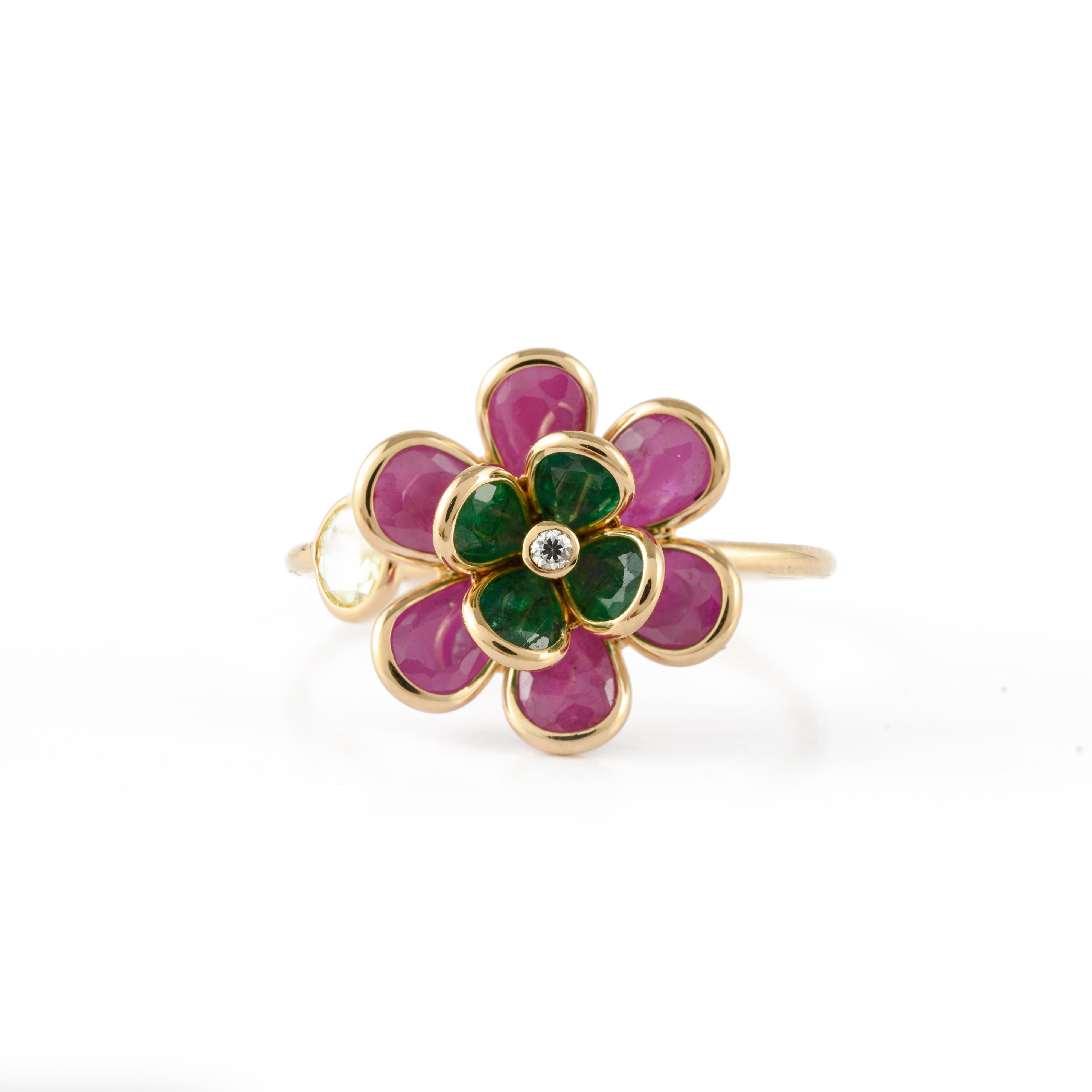 Im Angebot: Trendiger Rubin-Smaragd-Blumenring aus 18 Karat Gelbgold, offener Ring () 4