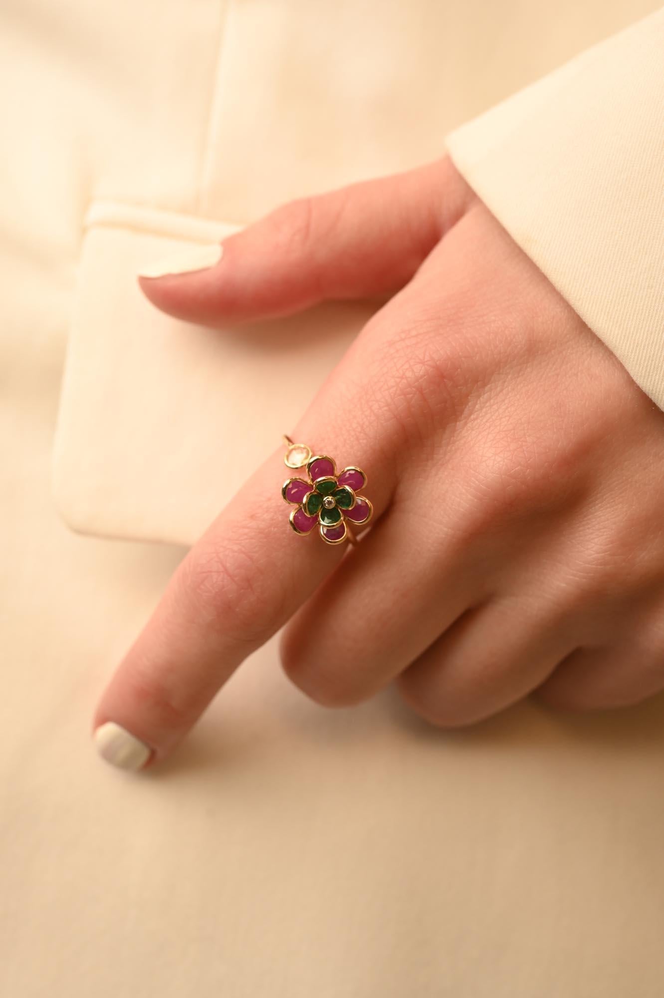 Im Angebot: Trendiger Rubin-Smaragd-Blumenring aus 18 Karat Gelbgold, offener Ring () 5