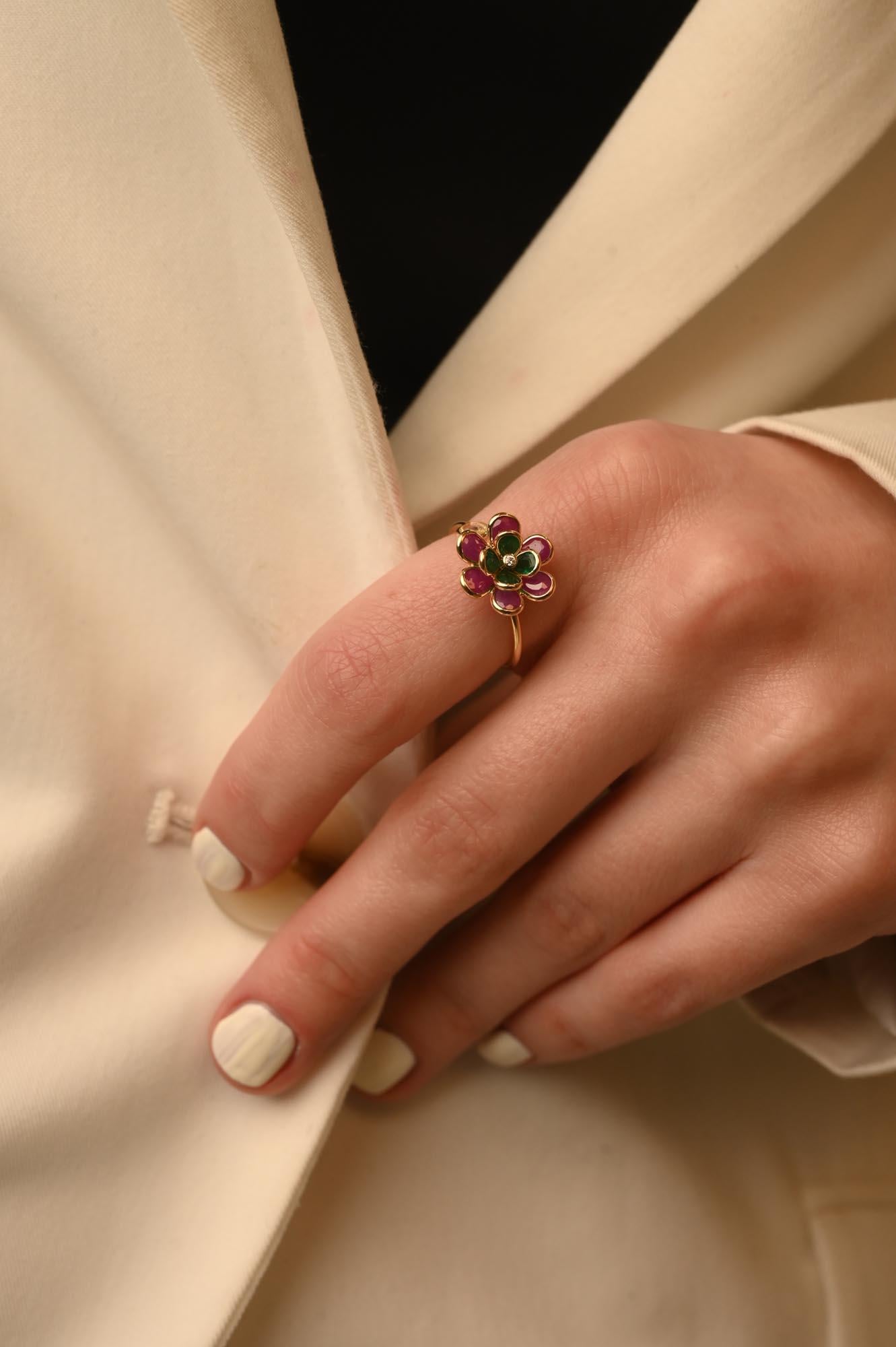 Im Angebot: Trendiger Rubin-Smaragd-Blumenring aus 18 Karat Gelbgold, offener Ring () 10